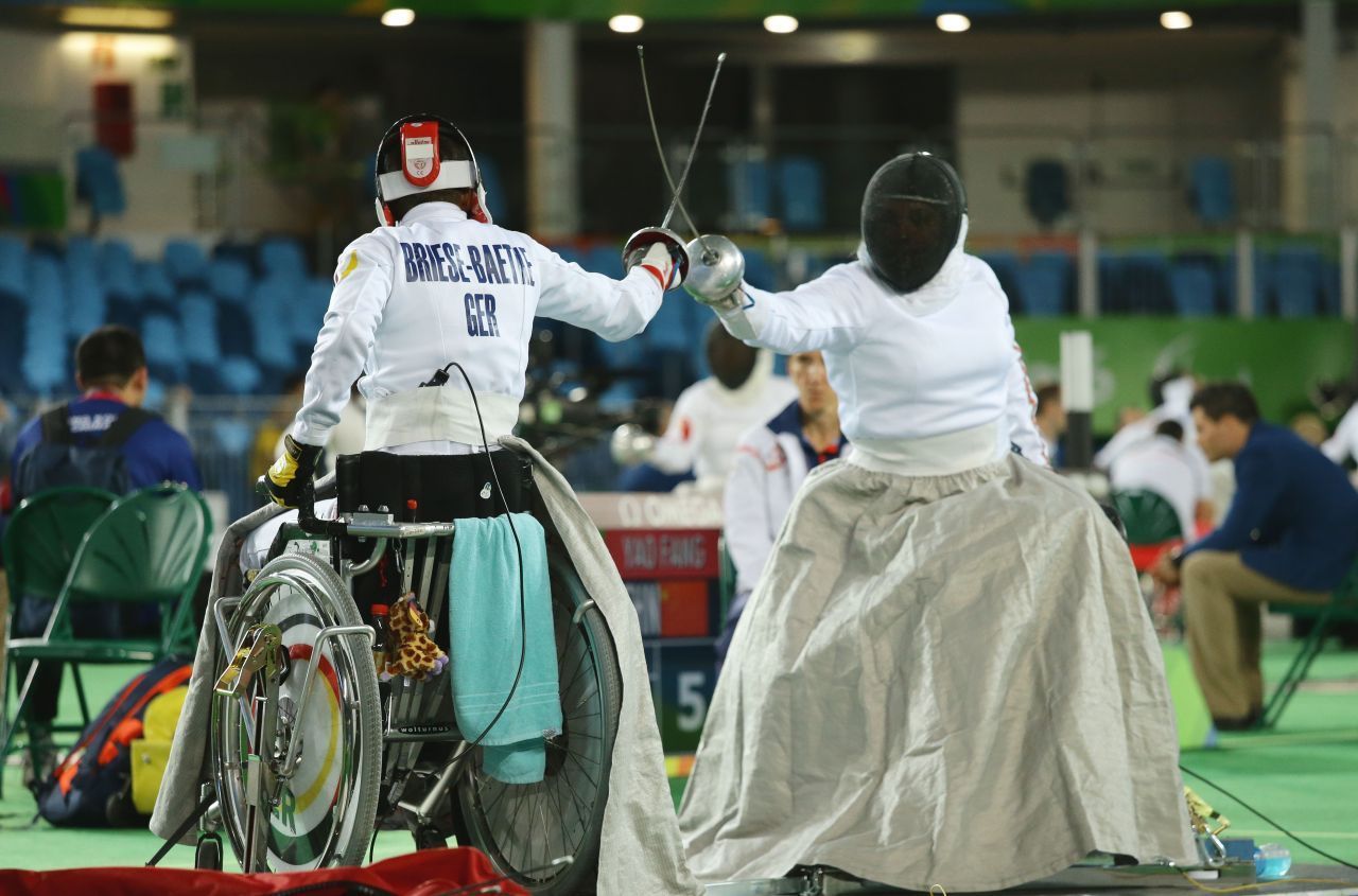 Rollstuhl-Sportarten: Im Tennis, Basketball, Rugby oder Fechten gibt es paralympische Wettbewerbe speziell für Rollstuhlfahrer:innen. Im Fechten gehen diese zum Beispiel mit den Waffen Florett, Degen und Säbel an den Start. Das Foto zeigt die Deutsche Simone Briese-Baetke.  Rollstuhlbasketball stand schon bei den ersten Spielen 1960 auf dem Programm, Rugby kam erst im Jahr 2000 dazu.