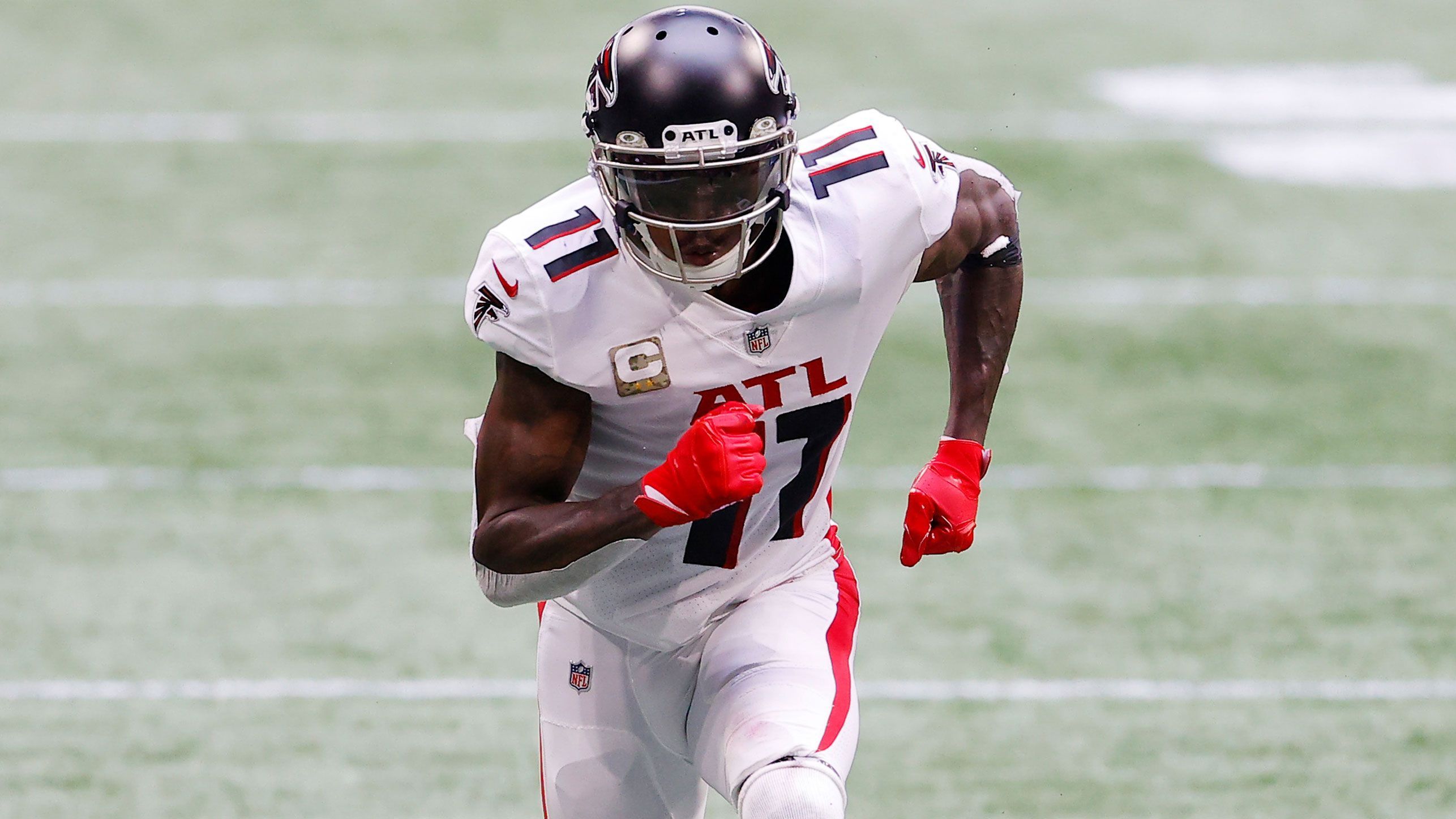 
                <strong>Wide Receiver: Julio Jones (Atlanta Falcons)</strong><br>
                Julio Jones, Wide Receiver bei den Atlanta Falcons, verdient rund 22 Millionen US-Dollar pro Jahr. Er unterschrieb 2019 einen Dreijahresvertrag, der ihm bis zu 66 Millionen US-Dollar bringen kann. Durch den fallenden Cap Space wird Jones Mega-Gehalt aktuell zum Problem für die Falcons.
              