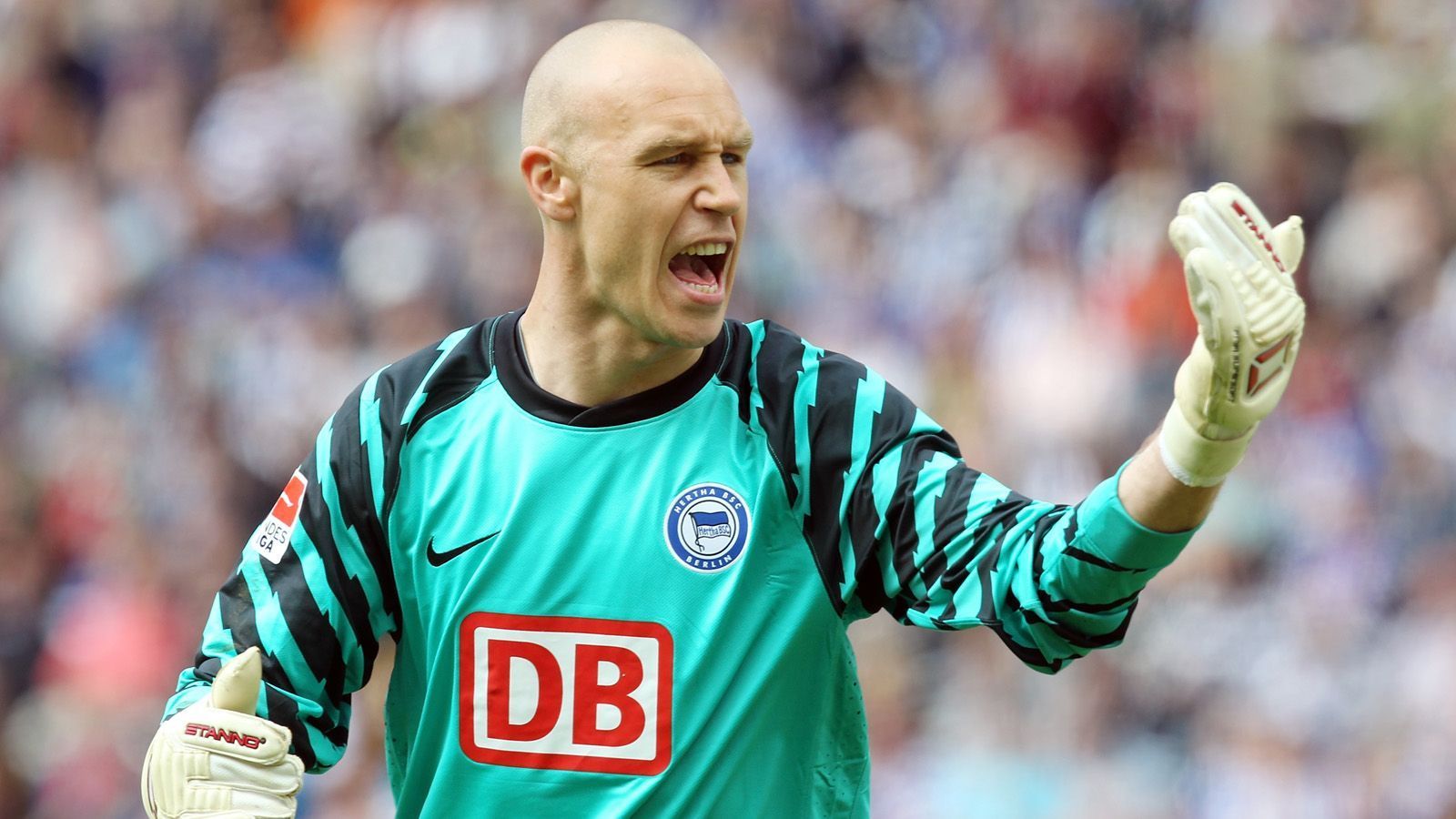 
                <strong>Tor: Maikel Aerts</strong><br>
                Maikel Aerts kam 2010 ablösefrei von Willem II zum Zweitligisten Hertha BSC. Dort spielte der Niederländer eigentlich keine schlechte Saison. Doch ausgerechnet im Derby gegen Union Berlin patzte der Keeper und Hertha verlor das Prestigeduell. Nach dem Aufstieg in die Bundesliga wurde Aerts kurzerhand degradiert, weil die Berliner Thomas Kraft vom FC Bayern München verpflichtet hatten. Kurz darauf beendete Aerts seine Karriere. 
              