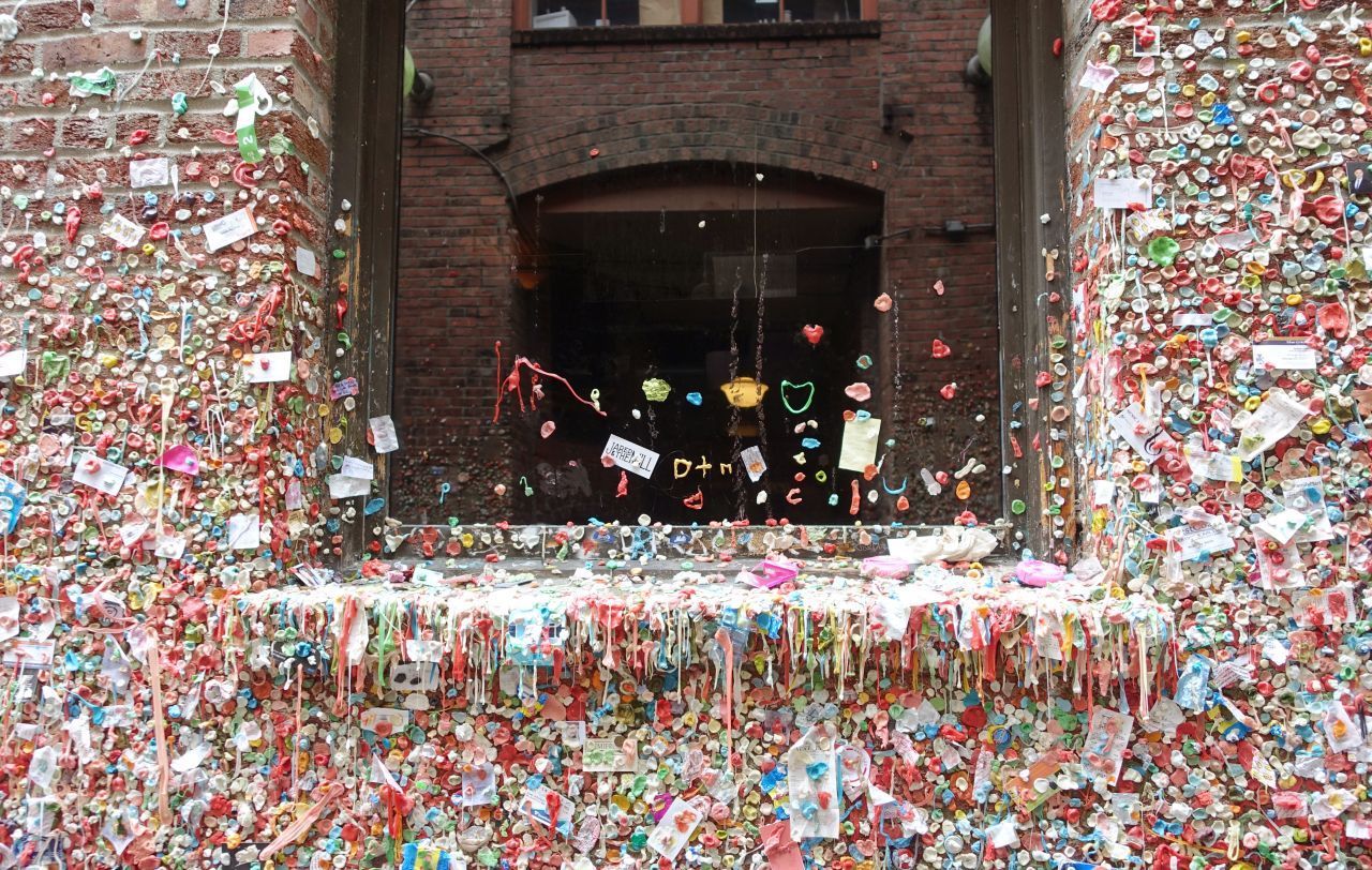 Wünsche wahr werden lassen: In der amerikanischen Stadt Seattle gibt es die sogenannte "Gum Wall", die Kaugummiwand. Dort kleben Menschen seit Jahren Kaugummis an die Wand und wünschen sich etwas.