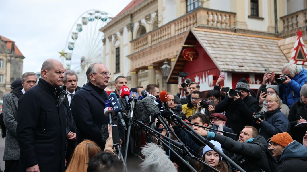 Bundeskanzler Olaf Scholz und Reiner Haseloff, Ministerpräsident von Sachsen-Anhalt, besuchen den Ort der tödlichen Attacke auf dem Weihnachtsmarkt.