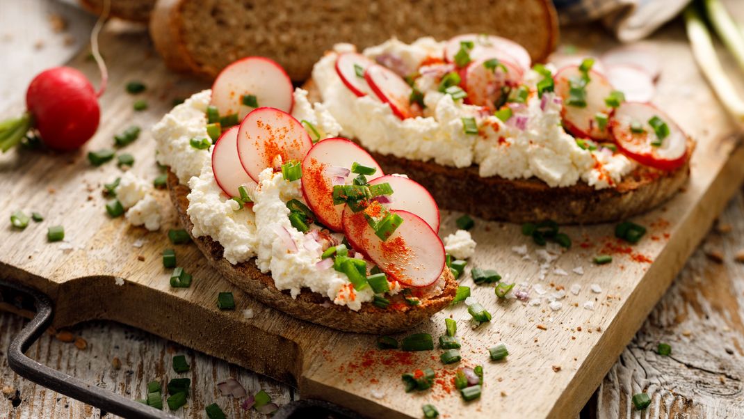 Lecker und gesund: Hüttenkäse kannst du auf verschiedene Arten essen und dabei etwas gutes für deine Gesundheit tun. 