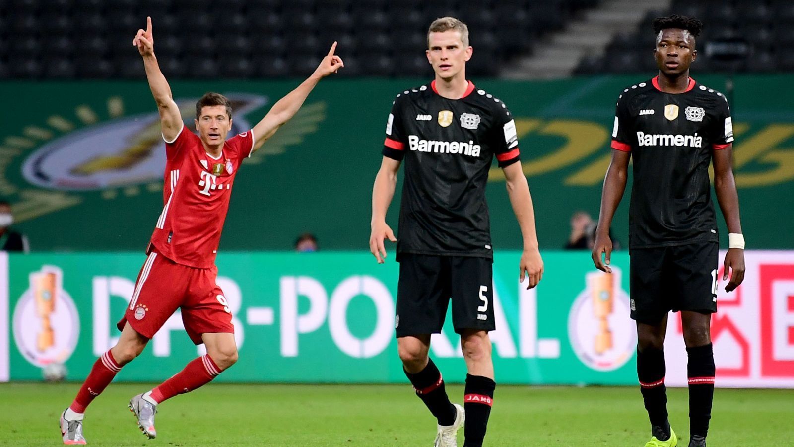 
                <strong>Sieg im DFB-Pokal</strong><br>
                Wenige Wochen nach dem vorzeitig eingefahrenen Meistertitel ging das Trophäen-Sammeln von Flick und den Bayern weiter. Der Erfolgstrainer führte den Rekordmeister durch Siege gegen Hoffenheim (4:3), Schalke (1:0) und Eintracht Frankfurt (2:1) zunächst ins DFB-Pokalfinale nach Berlin. Dort wartete Bayer Leverkusen, das die Bayern im Olympiastadion vor Geisterspiel-Kulisse mit 4:2 besiegten. Schon nach einer Stunde führte der FCB souverän mit 3:0, später erzielte Lewandowski noch seinen zweiten Treffer zum zwischenzeitlichen 4:1 für die Münchner, die an diesem Abend des 4. Juli 2020 den Doublesieg fixierten. 
              