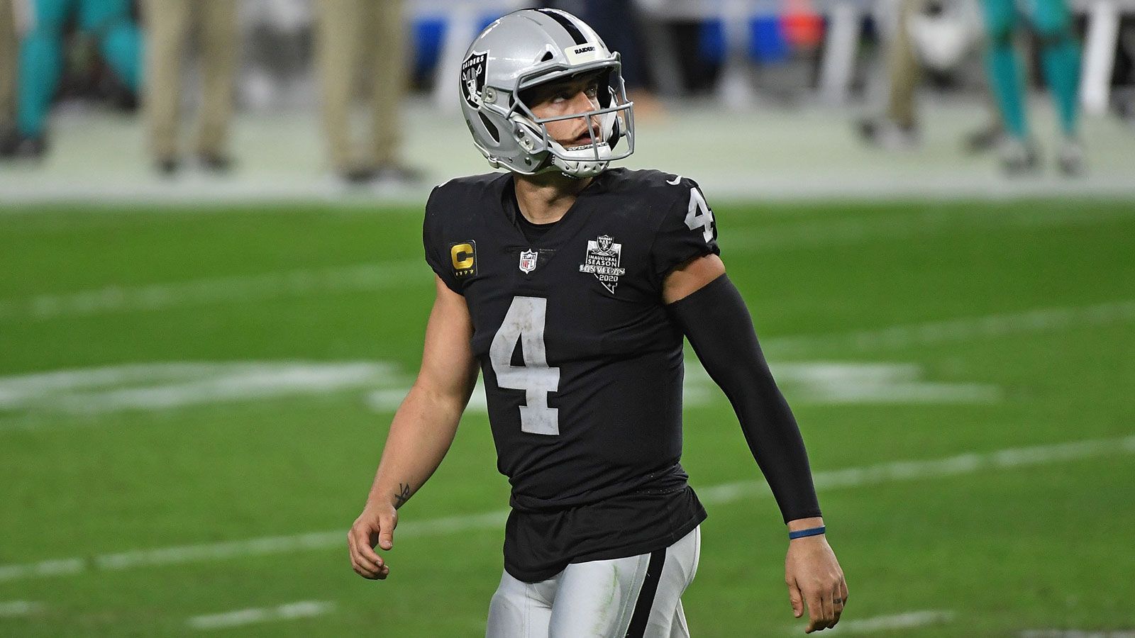 
                <strong>Derek Carr (Las Vegas Raiders)</strong><br>
                Derek Carr gilt als solider Spielmacher in der NFL, warf die dritte Saison in Folge für über 4000 Yards und hatte 2020 sein bislang bestes Jahr. Seine 4103 Passing Yards sind neuer Karrierebestwert, auch 27 Passing Touchdowns können sich sehen lassen. Darüber hinaus sollen sich die Raiders mögliche Angebote für den 29-Jährigen anhören und nicht abgeneigt sein, ihn vor Ablauf seines Vertrags ziehen zu lassen.
              