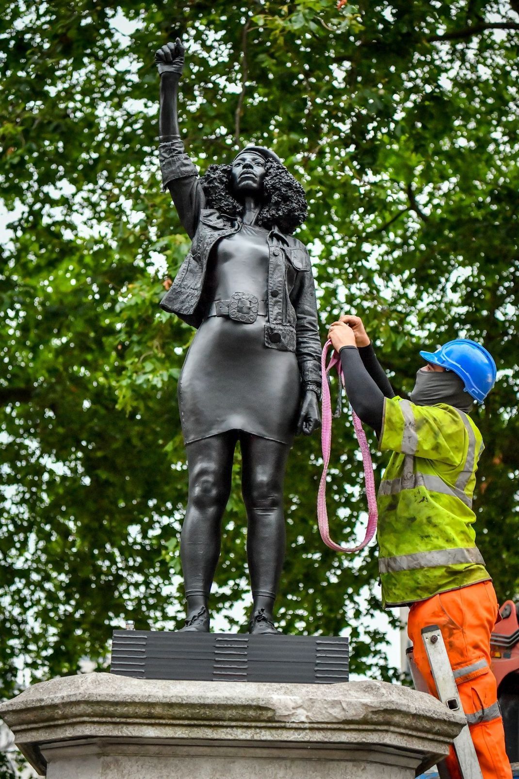 Bristol/Großbritannien: Bauarbeiter sichern die neue Statue des britischen Künstlers Marc Quinn mit Seilen, bevor sie wieder entfernt wird.