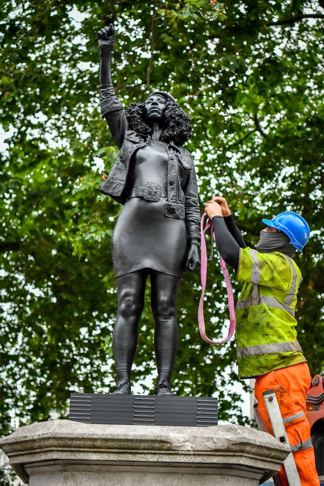 Bristol/Großbritannien: Bauarbeiter sichern die neue Statue des britischen Künstlers Marc Quinn mit Seilen, bevor sie wieder entfernt wird.