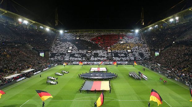 
                <strong>Deshalb laufen der DFB-Auswahl die Fans weg</strong><br>
                80 Euro für einen guten Platz auf der Tribüne gegen San Marino? Dafür gibt es zwar sehr wahrscheinlich reichlich Tore und ein Fähnchen, manchmal sogar eine tolle Choreo vor Anpfiff. Pünktlich ab Spielbeginn bewegt sich die Stimmung aber auf unterstem Kreisliga-Niveau. Das dann aber immerhin zu Champions-League-Preisen.
              