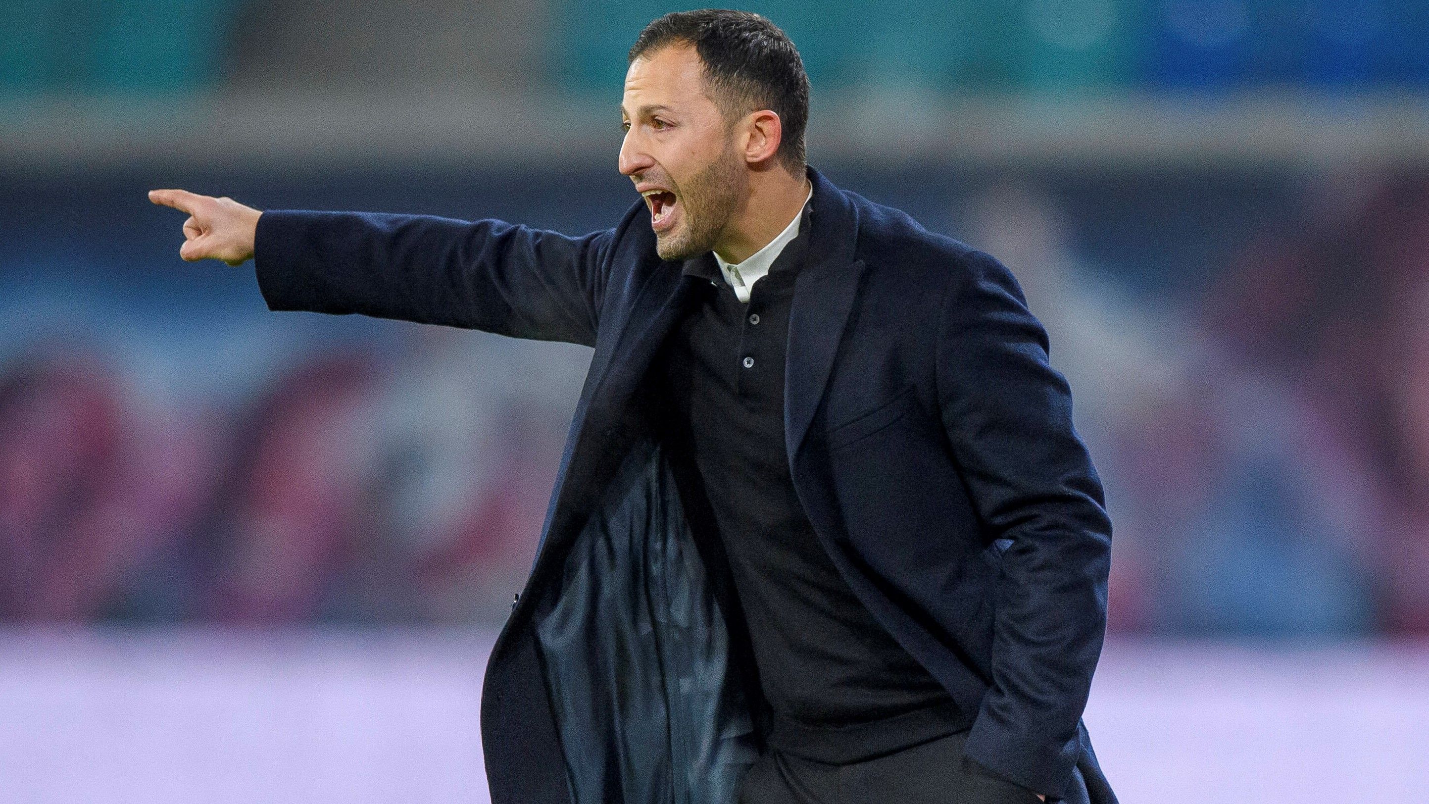 
                <strong>Domenico Tedesco (RB Leipzig)</strong><br>
                In Leipzig versucht mittlerweile Domenico Tedesco, die großen Fußstapfen auszufüllen, die Julian Nagelsmann dort hinterlassen. An diesem Unterfangen war zuvor Jesse Marsch krachend gescheitert, unter anderem, weil der US-Trainer wieder mehr RB-Fußball spielen lassen wollte, der Mannschaft gefiel das mit dem Ballbesitz aber doch besser. Nun soll Tedesco die Scherben zusammenfegen. Der ehemalige Schalker Trainer ließ sich 2016 zusammen mit Nagelsmann zum Fußballlehrer ausbilden. Tedesco war sogar Jahrgangsbester, allerdings trainierte Nagelsmann nebenher schon die TSG Hoffenheim. Ob er so durchstartet wie Nagelsmann bei Bayern, muss sich erst noch zeigen. - Fazit: Wenn er aus den Fehlern von Marsch gelernt hat, kann Tedesco es mit Leipzig weit bringen. Für eine fundierte Prognose ist der Trainerwechsel aber noch zu frisch.
              