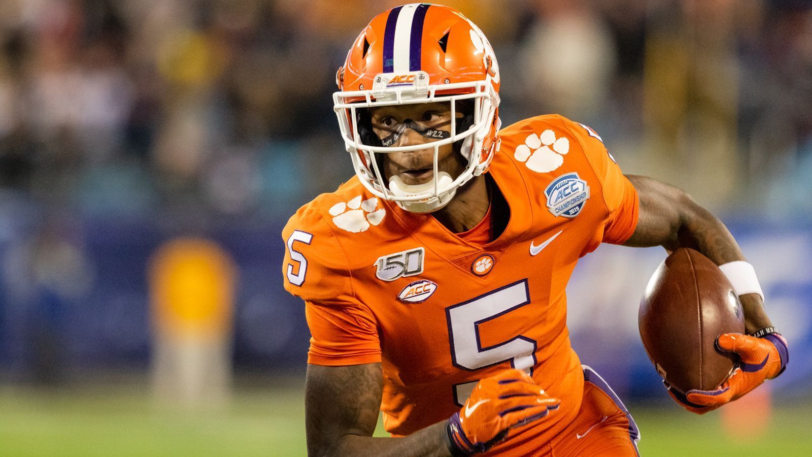 
                <strong>Clemson Tigers - Tee Higgins (Wide Receiver) </strong><br>
                Mit 1083 Receiving-Yards und 13 Touchdowns ist Tee Higgins der effektivste Passempfänger der Clemson Tigers. Der 1,93 Meter große Wide Receiver war an der High School auch ein hervorragender Basketballspieler, sodass ihm von mehreren Universitäten Stipendien angeboten wurden. Er entschied sich allerdings für Football. Für den Draft 2020 wird er als möglicher Erstrunden-Pick gehandelt. Der bald 21-Jährige ist ein guter Routenläufer und hat sichere Hände. Ebenfalls beeindruckend: In dieser Saison hatte er pro Catch einen durchschnittlichen Raumgewinn von 20,8 Yards zu verbuchen.
              