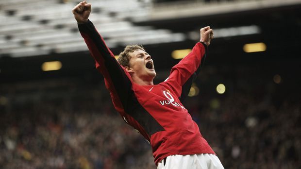 
                <strong>Gunnar Solskjaer</strong><br>
                Ole Gunnar Solskjaer: Der norwegische Mittelstürmer spielt bis zu seinem 23. Lebensjahr in der heimischen Liga bei Molde FK. 1996 wird Sir Alex Ferguson auf Solskjaer aufmerksam, der trotz aller Kritiker in seiner ersten Saison 18 Treffer erzielt. Drei Jahre später erzielt er den Siegtreffer im Champions-League-Finale gegen Bayern München. Seitdem gilt er als Legende in Manchester.
              