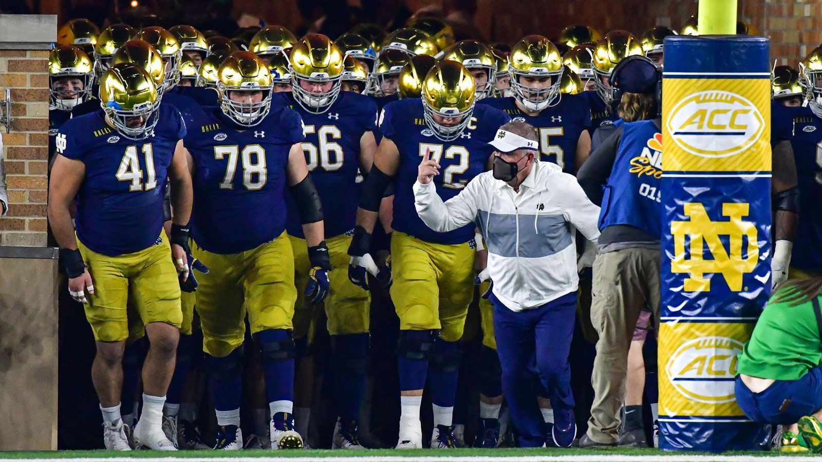 
                <strong>#2 Notre Dame Fighting Irish (8-0)</strong><br>
                Die Universität aus Indiana zählt zu den traditionsreichsten Hochschulen in den USA und konnte bereits 22 Meistertitel feiern, allerdings noch keine unter dem Playoff-System. Nach der Saison 2018 wäre es überhaupt erst die zweite Playoff-Teilnahme der Hochschule, die mit acht Siegen ungeschlagen an der Spitze der ACC steht. Normalerweise sind die Fighting Irish nicht an eine NCAA-Konferenz gebunden, aufgrund der Corona-Pandemie trägt Notre Dame seine Partien in diesem Jahr aber innerhalb der ACC aus.
              