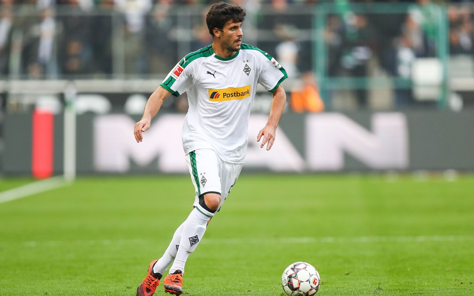 
                <strong>Platz 9: Tobias Strobl (Borussia Mönchengladbach) </strong><br>
                Bundesliga-Einsätze: 29 Angekommene Pässe: 1.318 Fehlpässe: 105Pass-Summe:  1.423 Quote: 92,62 Prozent
              