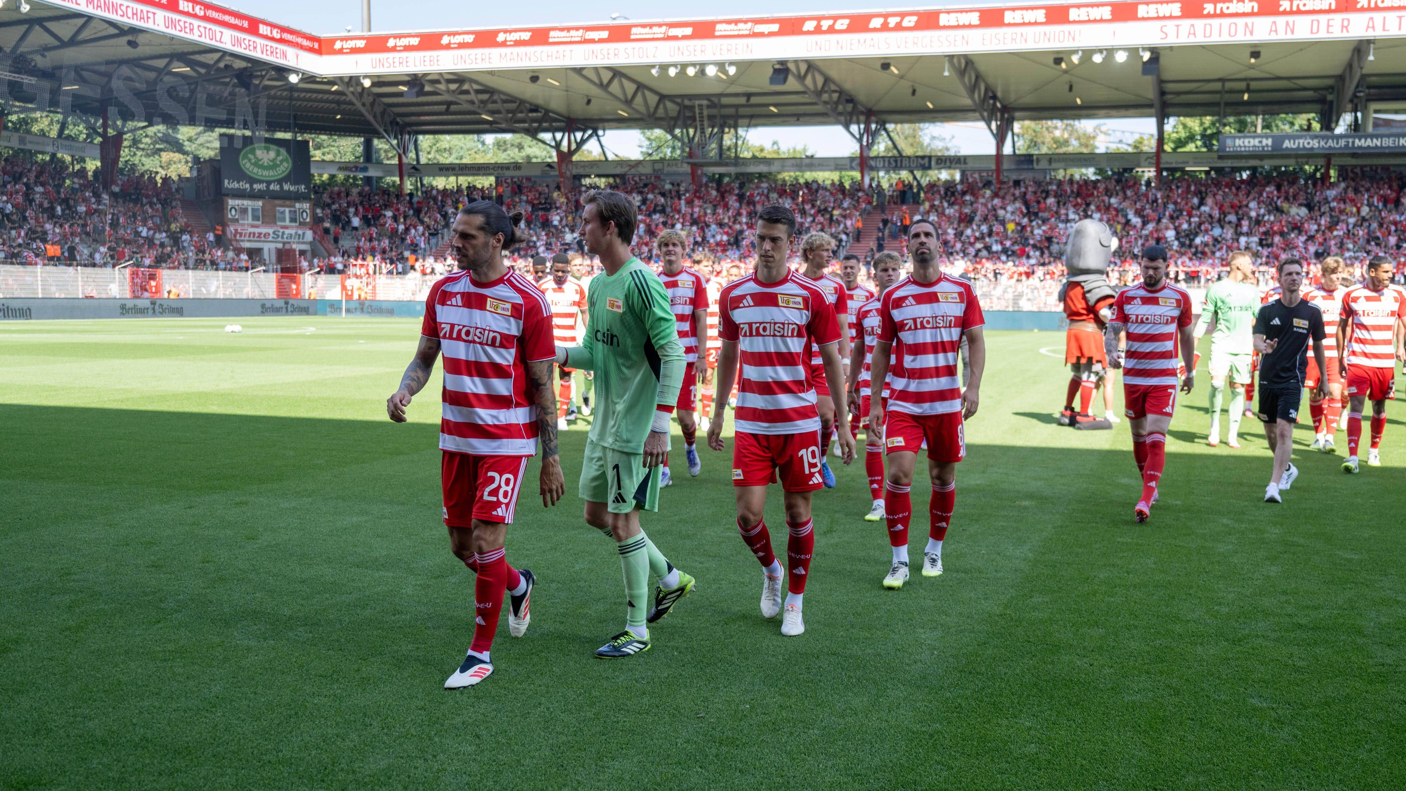 <strong>FC Gütersloh - 1. FC Union Berlin</strong><br>Vor allem, da der Gast aus der Hauptstadt nicht gerade in Bestform seine Visitenkarte in Gütersloh abgeben wird. Die letzten vier Testspiele verlor Union Berlin mit jeweils 0:1. Heißt: Seit Mitte Juli sind die Köpenicker torlos - in Testspielen. Und jenes Tor war ein Gastgeschenk des damaligen Gegners Rapid Wien. Die Eisernen fahren nicht mit der breitesten Brust nach NRW.