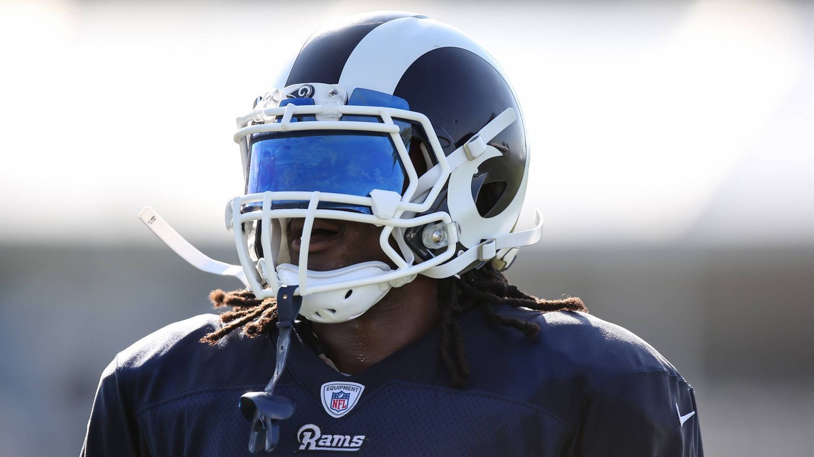 
                <strong>Todd Gurley</strong><br>
                Er gehört zu den besten Running Backs der Liga. Inzwischen auch vom Gehalt her. Bevor sein Rookie-Vertrag nach der anstehenden Saison ausläuft, machten die Rams in dieser Offseason Nägel mit Köpfen. Gurley bekam einen Vierjahresvertrag, der ihm fast 60 Millionen Dollar bringen kann, 45 Millionen Dollar sind garantiert. Pro Saison sind es im Schnitt rund 14,3 Millionen Dollar. Sein Signing Bonus beträgt 21 Millionen Dollar.
              