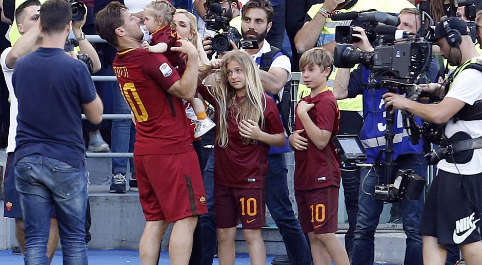 
                <strong>Der tränenreiche Abschied das Francesco Totti</strong><br>
                Gemeinsam mit seiner Familie geht es anschließend auf die eine oder andere Ehrenrunde. Die Kleinen kämpfen mit den Tränen.
              