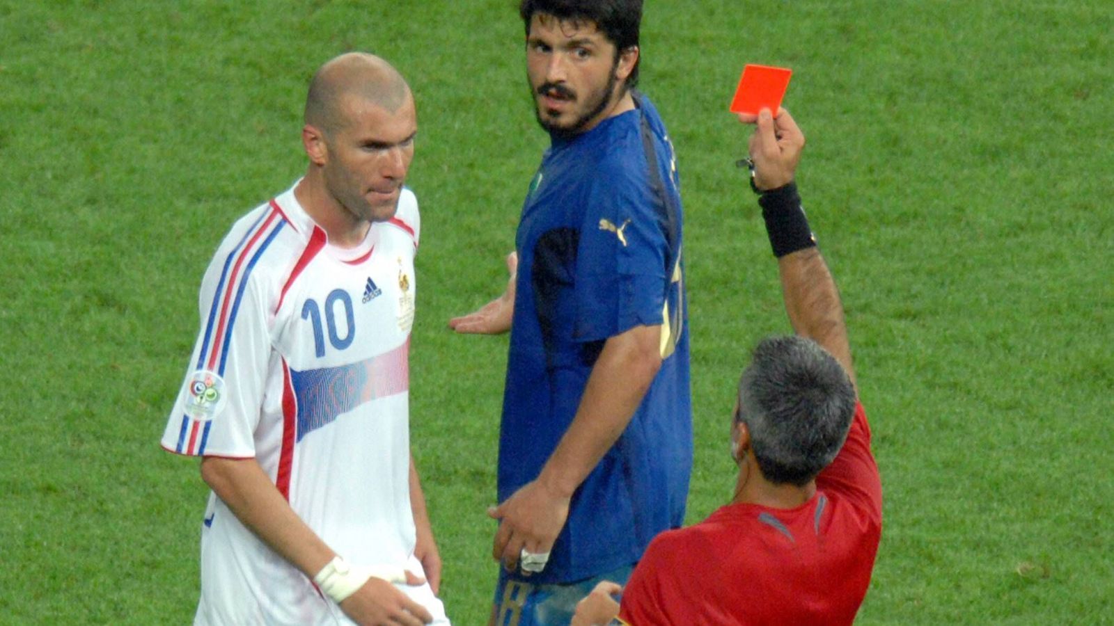 
                <strong>Zidanes unwürdiges Karriereende</strong><br>
                Auf dem Rasen geht es etwas weniger friedlich zu. Nach einer Provokation von Italiens Marco Materazzi verliert Frankreichs Superstar Zinedine Zidane in seinem letzten Spiel die Nerven. Er begeht eine Tätlichkeit und fliegt vom Platz.
              