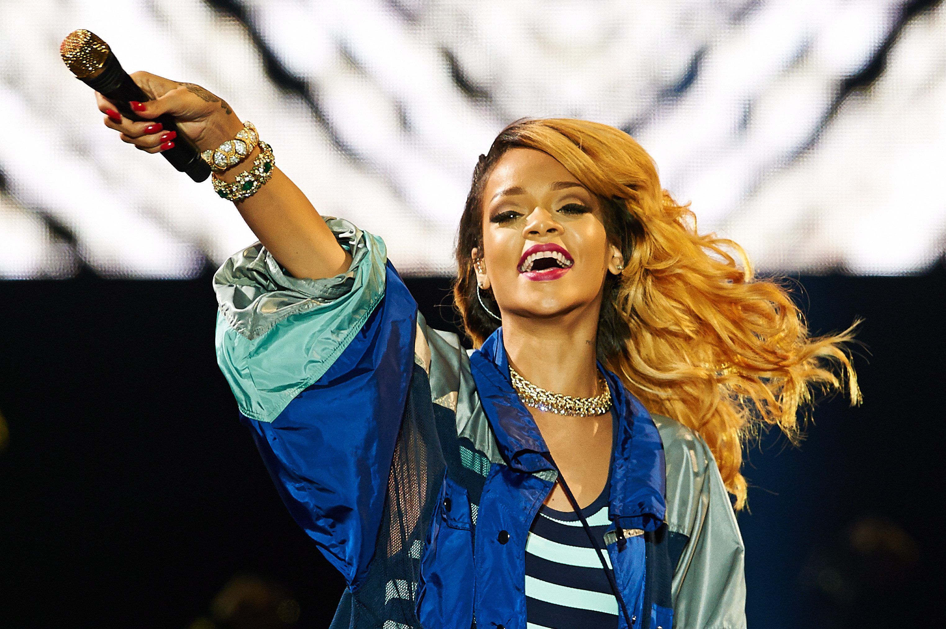 Пение звезд. Рианна певица. Рианна на сцене. Рианна поет. Rihanna на сцене.