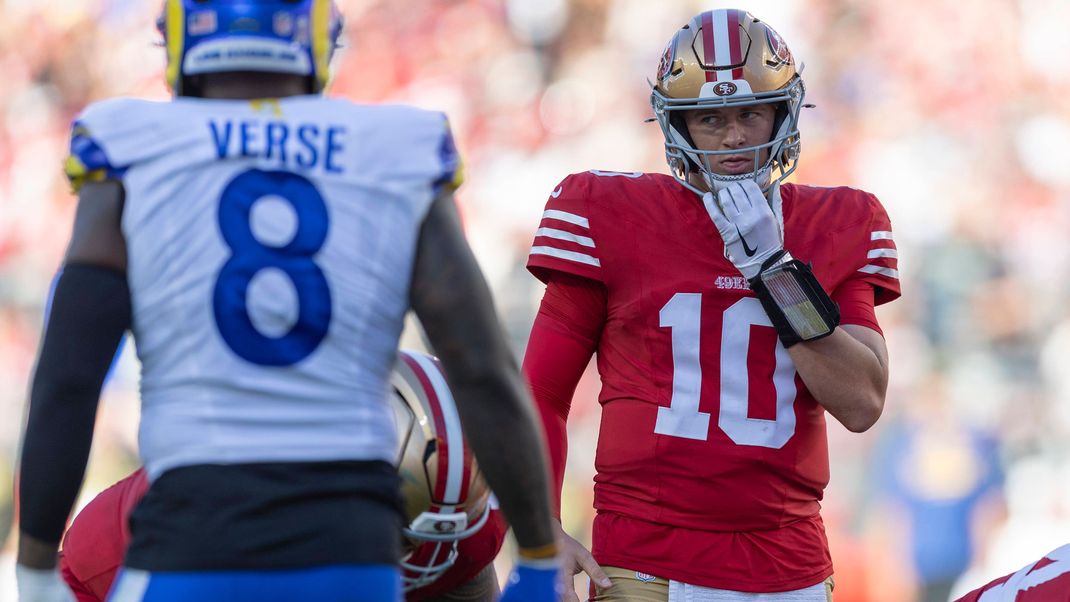 NFL, American Football Herren, USA Los Angeles Rams at San Francisco 49ers Nov 9, 2025 Santa Clara, California, USA San Francisco 49ers quarterback Mac Jones 10 adjusts his helmet during the second quarter against Los Angeles Rams linebacker Jared Verse 8 at Levis Stadium. Mandatory Credit: Stan Szeto - Image of Santa Clara California USA EDITORIAL USE ONLY Copyright: xStanxSzetox StanxSzetox iosphotos385471