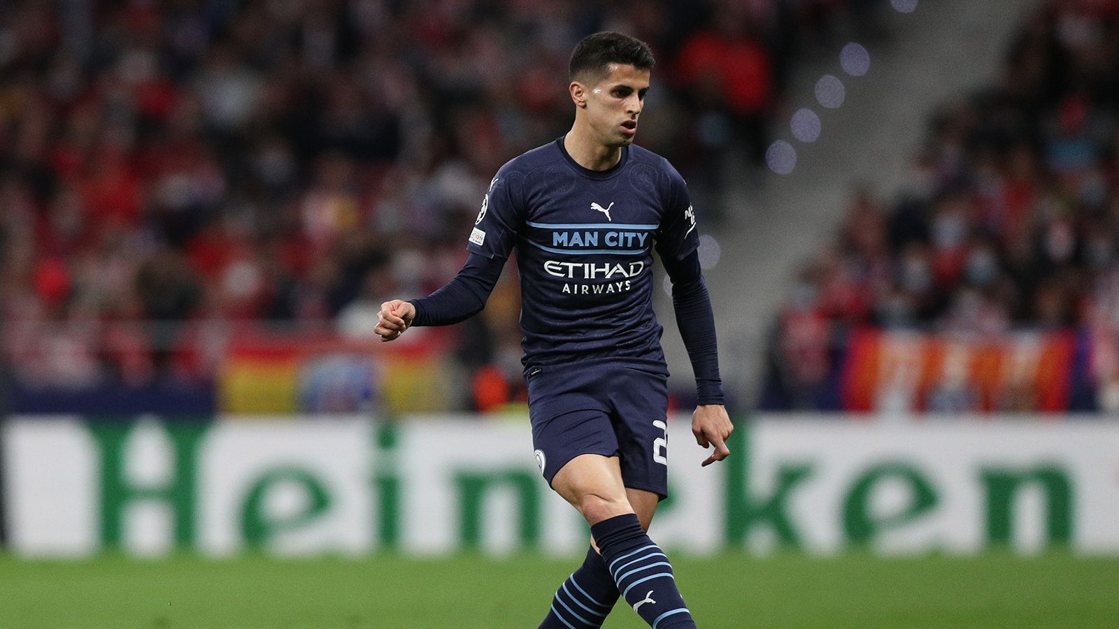 
                <strong>Rechtsverteidiger: Joao Cancelo (Manchester City)</strong><br>
                Joao Cancelo hatte in der vergangenen Spielzeit die meisten Ballkontakte aller Spieler in den Top-5-Ligen. City-Trainer Pep Guardiola setzte den Portugiesen sowohl als Links- als auch als Rechtsverteidiger ein. Bei City kann der 28-Jährige besonders seine Offensiv-Fähigkeiten zur Schau stellen, er spielte insgesamt 95 Pässe in den gegnerischen Strafraum, ebenfalls Höchstwert aller Spieler. Die offensive Spielweise trug Früchte: Drei Tore und zehn Vorlagen standen im Arbeitsnachweis von Cancelo.
              