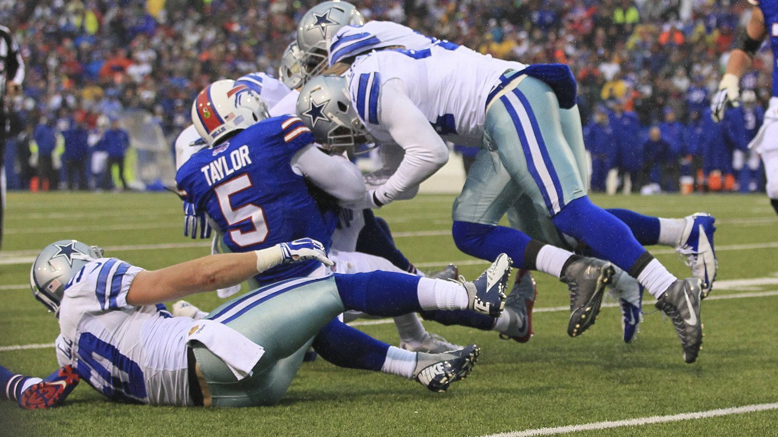 
                <strong>Dallas Cowboys 2015: Absturz mit 8 Niederlagen mehr</strong><br>
                Deja-vu für Cowboys-Besitzer Jerry Jones. 1989, als er die Franchise übernahm, setzte es eine 1-15-Saison. 2015 lief es nur unwesentlich besser, die Cowboys stürzten auf den letzten Platz der NFC East, nach einer starken 12-4-Bilanz im Jahr zuvor gingen die Cowboys mit 4-12 unter.
              
