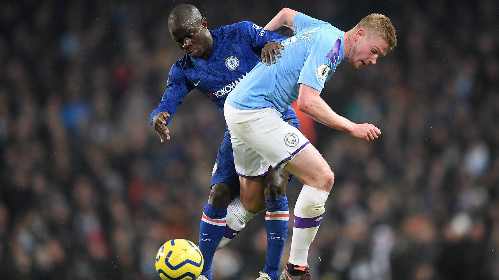 
                <strong>Kante vs. De Bruyne</strong><br>
                N'Golo Kante überragte im Champions-League-Finale und hatte großen Anteil am Chelsea-Sieg. Der defensive Mittelfeldspieler nahm Kevin De Bruyne weitestgehend aus dem Spiel, gewann elf Eins-gegen-Eins-Duelle und eroberte zehn Bälle zurück. Kante, der wahrscheinlich nach einer Partie auch noch einen Marathon laufen könnte, klebt stets am Spielmacher des Gegnerteams oder ist eben dort zur Stelle, wo Not am Mann ist. Damit City eine vernünftige Offensive aufziehen kann, muss es De Bruyne gelingen, seinen französischen Gegenspieler hin und wieder abzuschütteln.
              