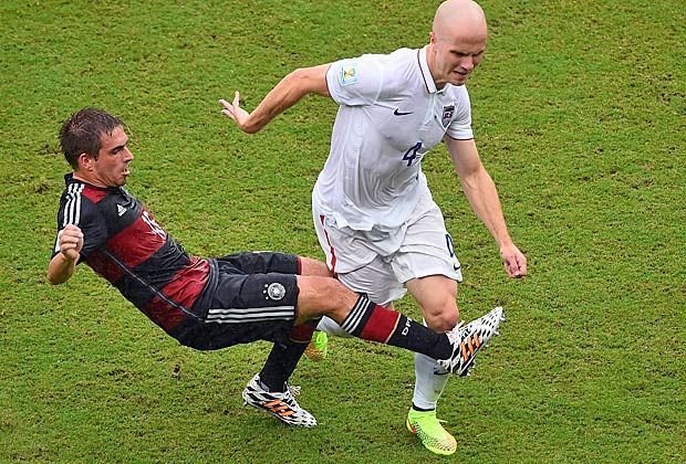 
                <strong>STEIGERUNGSBEDARF: Philipp Lahm</strong><br>
                Er kämpft und rackert - Philipp Lahm zeigt auch auf der Sechser-Position wie immer vorbildlichen Einsatz. Doch er macht auch mehr Fehler als gewohnt, weshalb ihn viele gerne wieder auf der Außenbahn sehen würden. Lahm wird sich steigern müssen, um seine Kritiker ruhig stellen zu können.
              