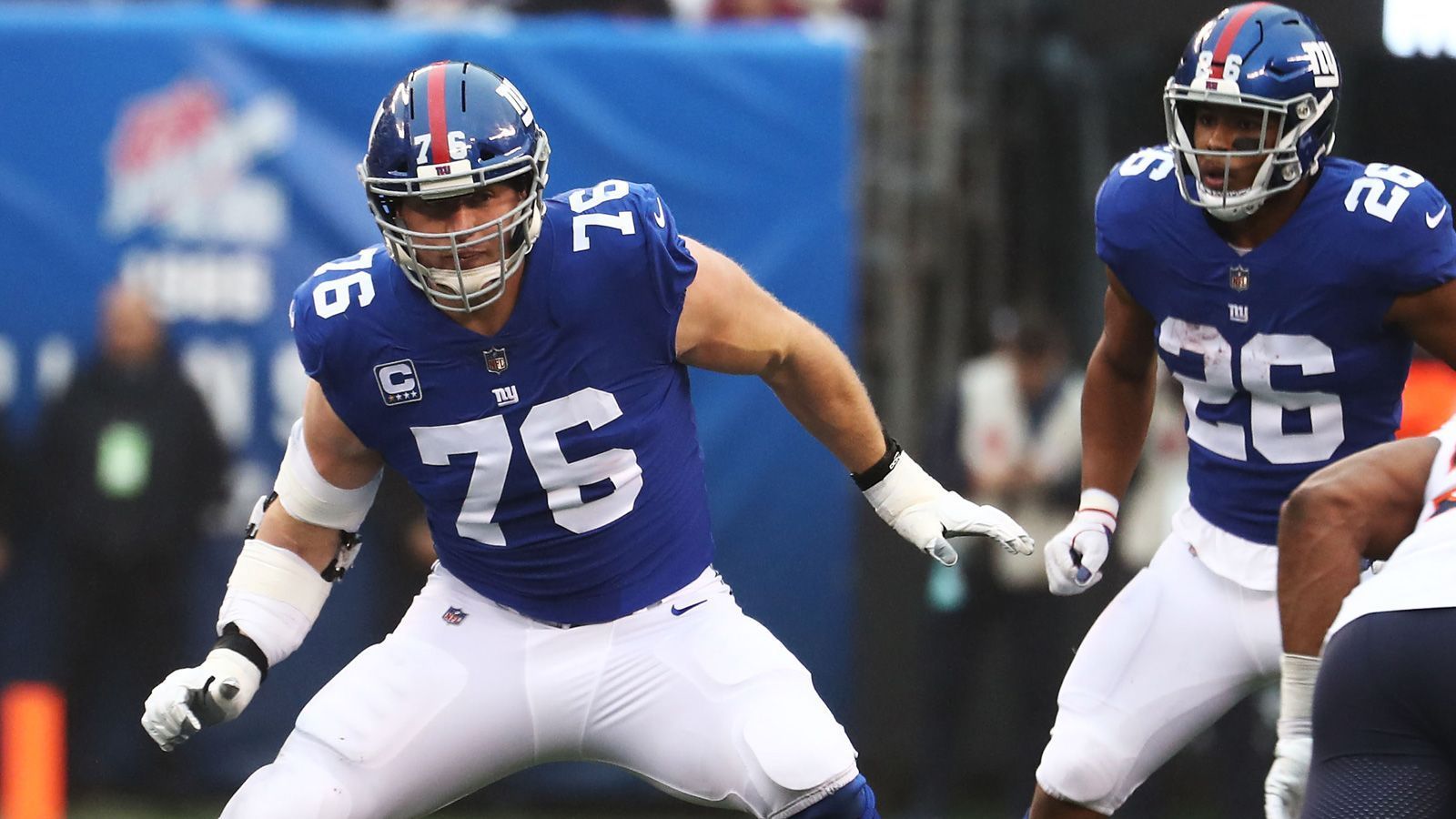 
                <strong>Nate Solder (New York Giants)</strong><br>
                Der Offensive Tackle wechselte 2018 von den New England Patriots zu den New York Giants und unterschrieb einen Vierjahresvertrag, der ihm 62 Millionen Dollar einbringt. Nate Solder konnte seine starken Leistungen bei den Giants jedoch nie wiederholen, offensichtlich profitierte Solder bei den Patriots von Tom Bradys schnellen Pässen. Der 32-Jährige erreichte im vergangenen Jahr sogar einen Tiefpunkt: 57 zugelassene Pressures waren der schlechteste Wert aller Offensive Tackles.
              