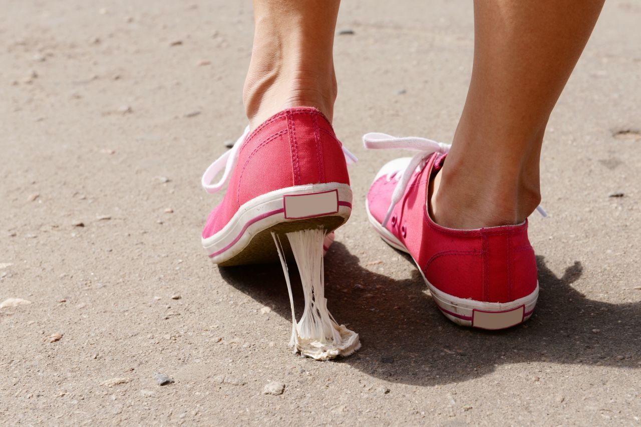 Schuhe herstellen: Normalerweise klebt Kaugummi nur unter der Sohle, jetzt wird er selbst zur Sohle. Das holländische Unternehmen Publicis One fertigte den ersten Sneaker aus recyceltem Kaugummi an.