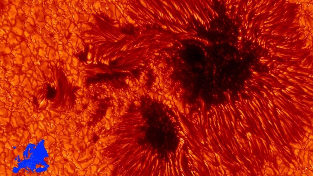 Auf Nahaufnahmen erkennt man: Sonnenflecken ähneln dem Auge von Mordor. Das dunkle Innere ist umgeben von parallelen Strukturen, in denen sich Materie mit 6 Kilometer pro Sekunde nach außen bewegt. Größenvergleich: Die Fläche Europas ist winzig gegen die Ausmaße eines Sonnenflecks.