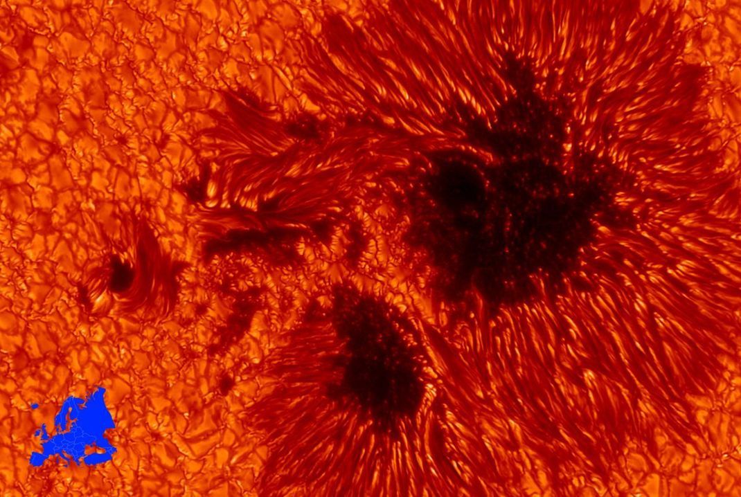 Auf Nahaufnahmen erkennt man: Sonnenflecken ähneln dem Auge von Mordor. Das dunkle Innere ist umgeben von parallelen Strukturen, in denen sich Materie mit 6 Kilometer pro Sekunde nach außen bewegt. Größenvergleich: Die Fläche Europas ist winzig gegen die Ausmaße eines Sonnenflecks.