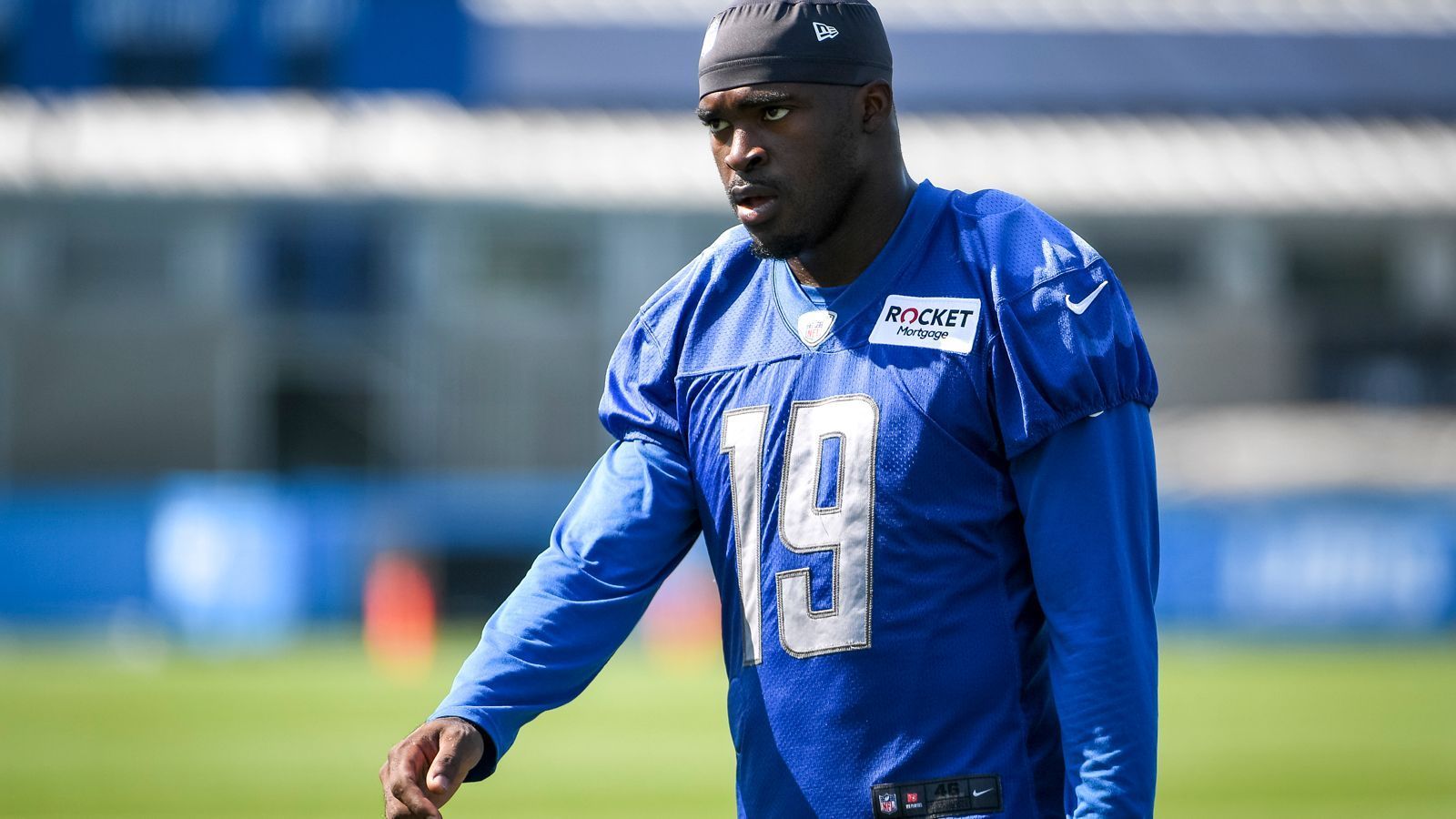 
                <strong>Breshad Perriman (Wide Receiver, Detroit Lions)</strong><br>
                Erst im März haben die Lions Breshad Perriman unter Vertrag genommen – damals galt der 27-Jährige als möglicher Starter für die Saison 2021. Knapp ein halbes Jahr später könnte die Zeit von Perriman aber schon abgelaufen sein, bevor sie richtig beginnt: Im Training Camp warf ihn eine Hüftverletzung zurück. Aber weder vor noch nach der Rückkehr hinterließen seine Leistungen im Training und in der Preseason großen Eindruck. Dafür hat Konkurrent Rom Kennedy die Verantwortlichen Medienberichten zufolge von sich überzeugen können. Head Coach Dan Campbell sagte zuletzt schon vielsagend: "Es gibt einige, von denen jeder dachte, sie würden es ins Team schaffen, die es dann aber nicht schaffen werden." Retten könnte Perriman das gute Geld: Zwei Millionen Dollar garantiertes Gehalt hätten die Lions im Falle eines Cuts versenkt.
              