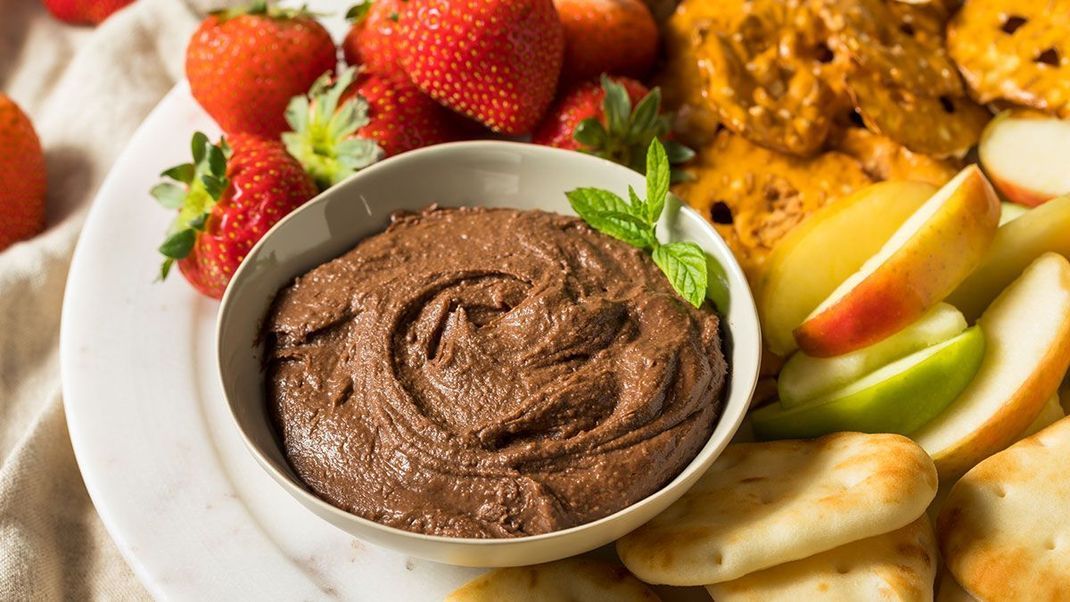 Haben Sie schon mal Schokoladen Hummus probiert? Nein? Dann wird es Zeit. Wir haben das Rezept für Sie.