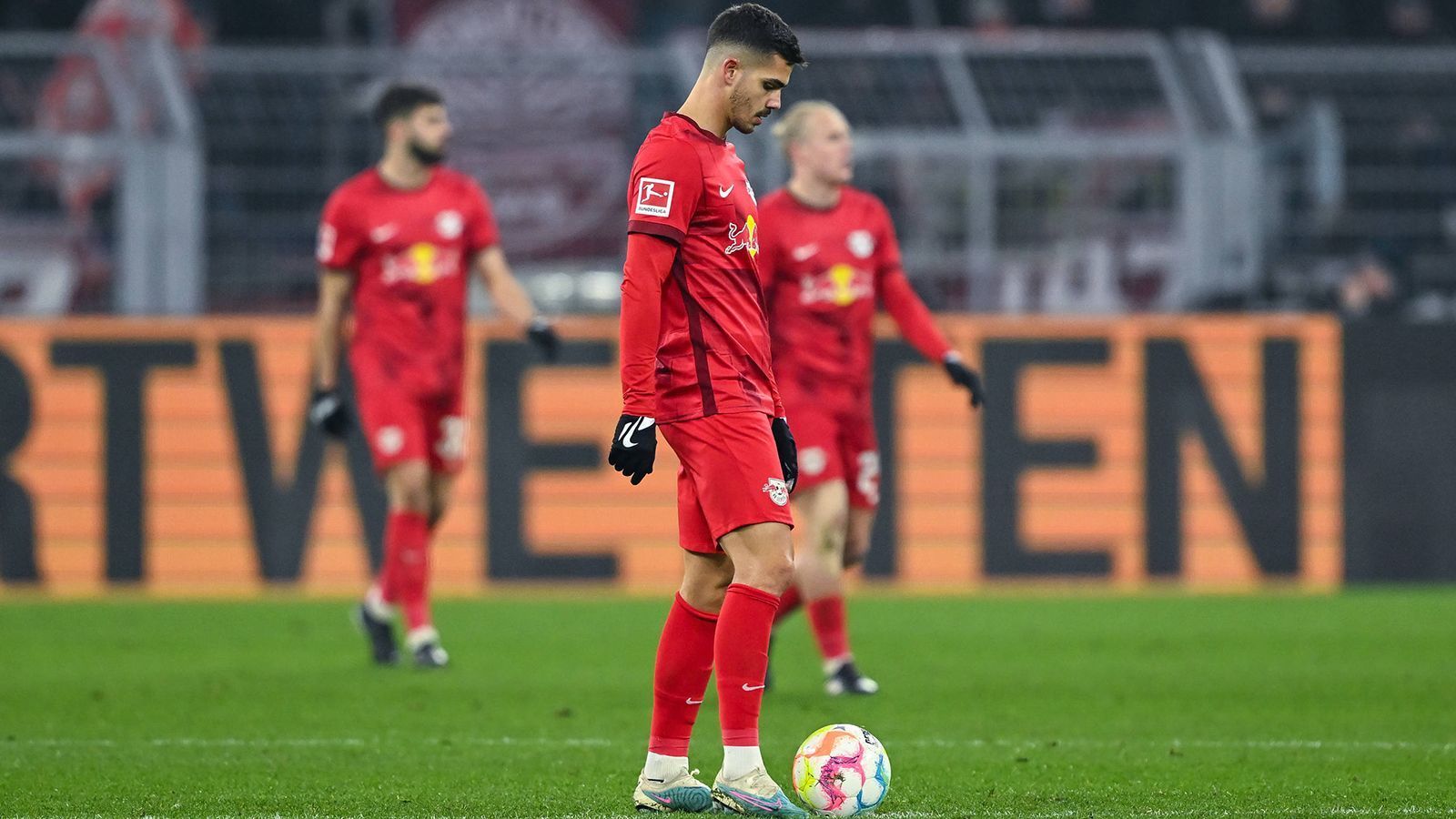 
                <strong>Andre Silva (RB Leipzig)</strong><br>
                Der Portugiese findet nicht richtig ins Spiel und wird nur sporadisch wirklich zum Faktor. Teilweise lässt sich Silva zu leicht vom Ball trennen. In der Nachspielzeit der ersten Hälfte blockt er einen Schuss mit dem Arm, was die Gelbe Karte zur Folge hat. Kurz nach der Pause verpasst er den Anschluss per Außenrist nur knapp. Später taucht der Ex-Frankfurter allein vor Meyer auf, scheitert jedoch am Keeper. Kurz danach ist Schluss. ran-Note: 5
              