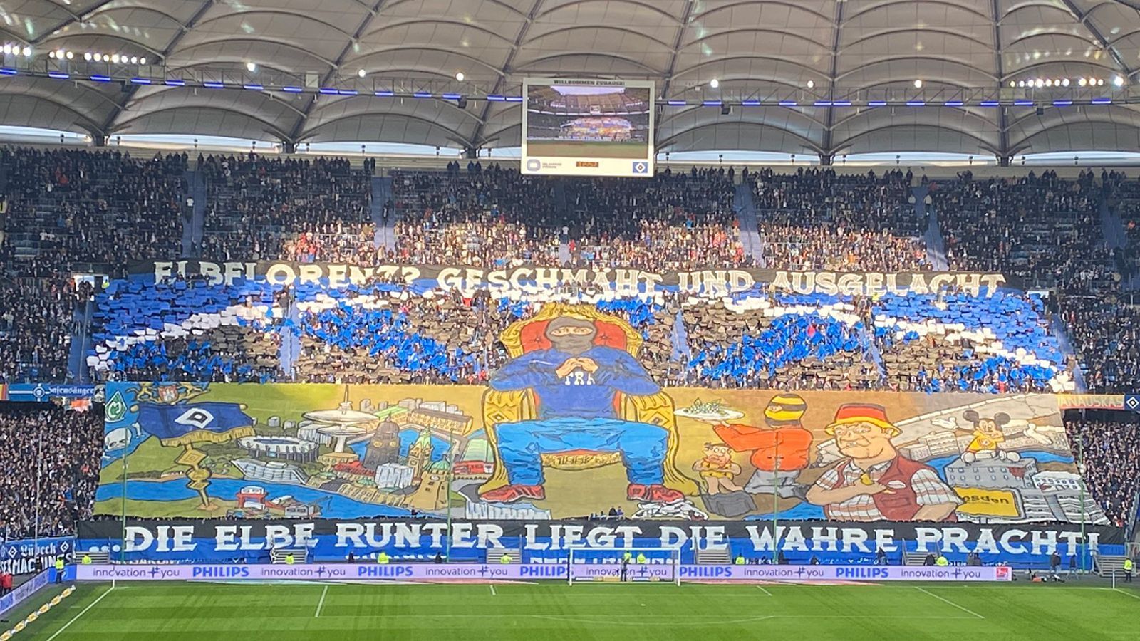 
                <strong>Choreografie HSV</strong><br>
                Bereits im Vorfeld der Zweitliga-Begegnung zwischen dem HSV und Dynamo Dresden in der Saison 2019/20 ging es in den sozialen Netzwerken noch her. Fans der Dresdner sorgten mit einem geschmacklosen Twitter-Post zunächst für Aufsehen, in dem HSV-Maskottchen Dino mit Kot gefüttert wurde. Darauf reagierte der Hamburger Anhang auf der Nordtribüne mit einer Choreografie vor den Anpfiff des Zweitliga-Spiels. Auf dem Spruchband stand hämisch: "Elbflorenz? Geschmäht und ausgelacht. Die Elbe runter liegt die wahre Pracht." Zur Erklärung: Dresden trägt ungefähr seit Anfang des 19. Jahrhunderts den Beinamen Elbflorenz.
              