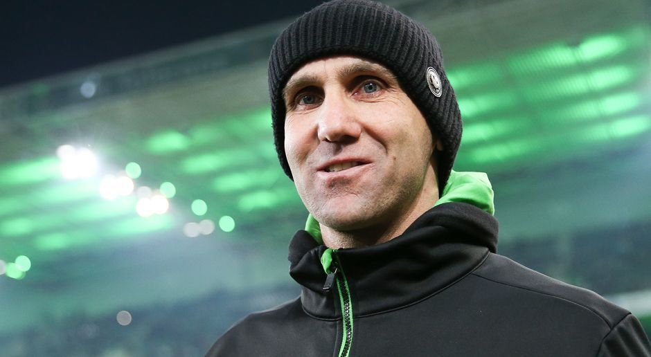 
                <strong>Andre Schubert</strong><br>
                Wer die Liste der ehemaligen Bundesliga-Trainer durchgeht, die für weitere Stationen infrage kommen, stößt unweigerlich auch auf den Ex-Gladbacher Andre Schubert. 2015 ersetzte Schubert den entlassenen Lucien Favre, als die "Fohlen" auf dem letzten Platz in der Bundesliga standen. Es folgte eine phänomenale Aufholjagd bis auf Platz vier am Saisonende. Nach einer ernüchternden Hinrunde 2016/17 flog der 46-Jährige im Dezember 2016. Seitdem ist er vereinslos. Immerhin weiß Schubert, wie er einem Team wieder das Siegen beibringt.
              