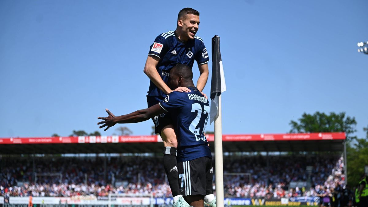 
                <strong>2. HSV-Start: Besser geht nicht!</strong><br>
                Traumstart für Hamburg! Es läuft die dritte Spielminute. HSV-Flügelflützer Ransford Königsdörffer flankt von rechts an den zweiten Pfosten. Sein Teamkollege Jean-Luc Dompe ist da und ballert den Ball aus sechs Metern volley ins Netz.
              