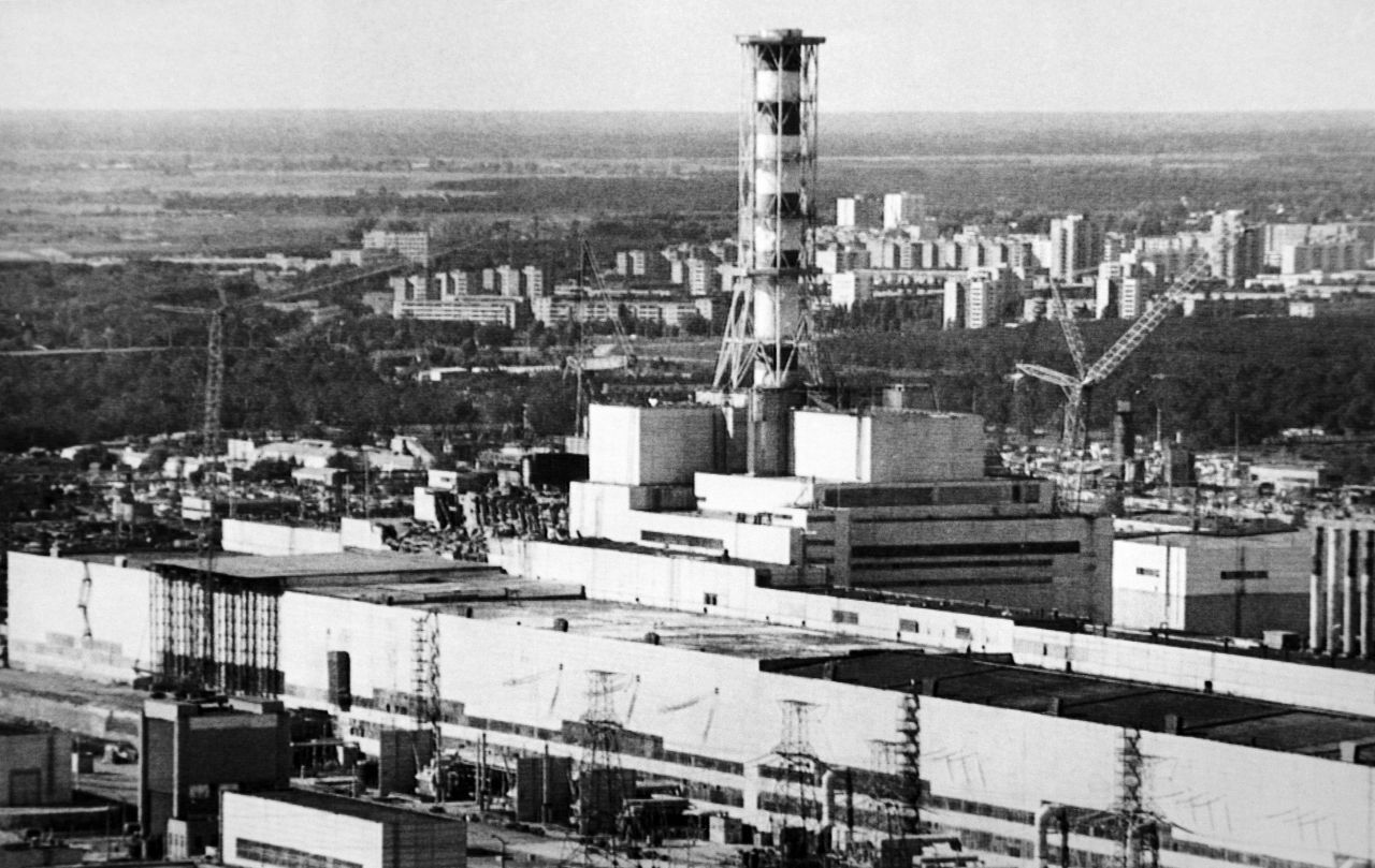 Das Kernkraftwerk Tschernobyl zur Zeit der Sowjetunion liegt in einem sumpfigen Waldgebiet. Die Stadt Prypjat grenzt an. 
