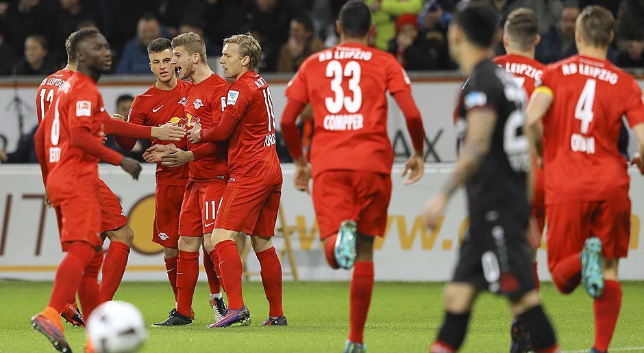 
                <strong>Einzelkritik Bayer-Leipzig</strong><br>
                Aufsteiger RB Leipzig bleibt auch am 11. Spieltag beim 3:2-Sieg in Leverkusen ungeschlagen und übernimmt sogar die Tabellenführung in der Bundesliga - trotz miserablen Starts. ran.de zeigt, wer dabei bei den Roten Bullen überzeugen konnte und wer nicht. Die Einzelkritik.
              