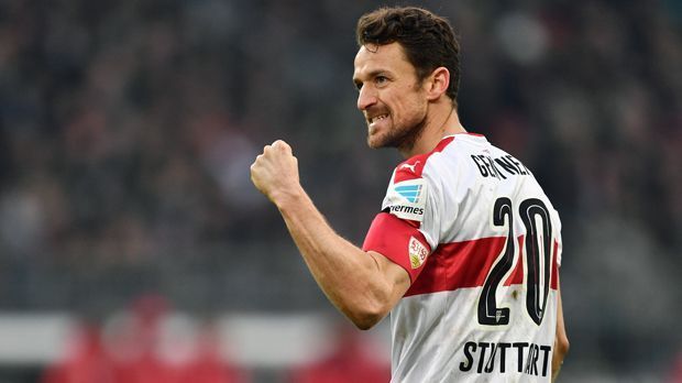 
                <strong>Christian Gentner (VfB Stuttgart)</strong><br>
                Zwei Meistertitel hatte Mittelfeldspieler Christian Gentner im Sommer 2016 schon in der Tasche (einen mit Stuttgart, einen mit Wolfsburg), als ihn mit dem VfB das Abstiegsgespenst erwischte. Die Schwaben mussten den Weg in die Zweitklassigkeit antreten, doch Gentner ging ihn, wie selbstverständlich, mit. Er half als Kapitän und Führungsspieler mit, den Betriebsunfall sofort zu reparieren und steht aktuell auch in der obersten Spielklasse wieder seinen Mann. Mit 42 Punkten haben der 32-Jährigen und die Schwaben den Klassenerhalt vorzeitig gesichert. 
              