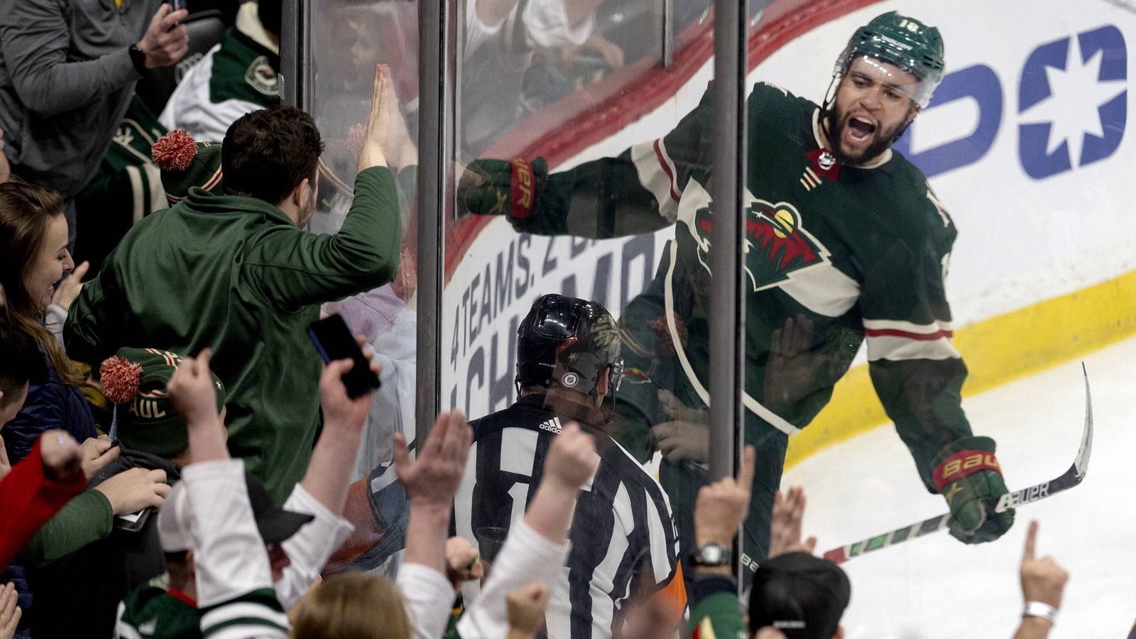 
                <strong>Minnesota Wild</strong><br>
                Der Songtitel sagt schon alles: In Minnesota läuft "Crowd Chant" von Joe Satriani.
              