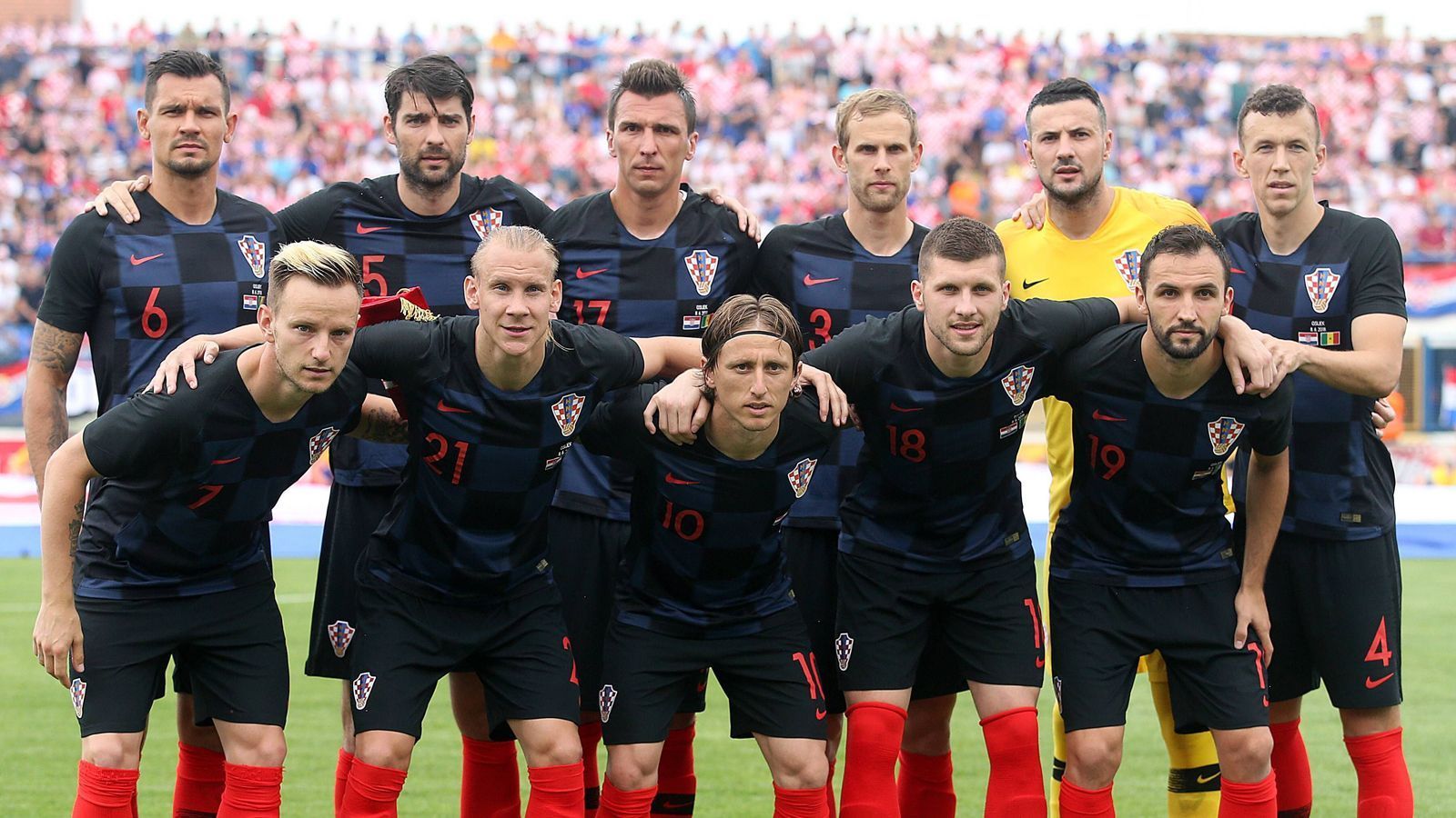 
                <strong>Platz 10 - Kroatien</strong><br>
                Einen Sieg und eine Niederlage gab es in den letzten beiden Testspielen. Dem 0:2 gegen Brasilien folgte ein knapper 2:1-Erfolg nach Rückstand gegen Senegal. Ivan Perisic und der Hoffenheimer Andrej Kramaric schossen die Tore. In der Qualifikation hakte das Spiel der Kroaten noch, die Playoffs gegen Griechenland meisterten sie problemlos. Die Mannschaft ist gespickt mit Topstars (u.a. Modric, Rakitic, Lovren, Kovacic). Kroatien hat große Ziele, aber auch eine schwere Gruppe mit Argentinien, Nigeria und Island erwischt.
              