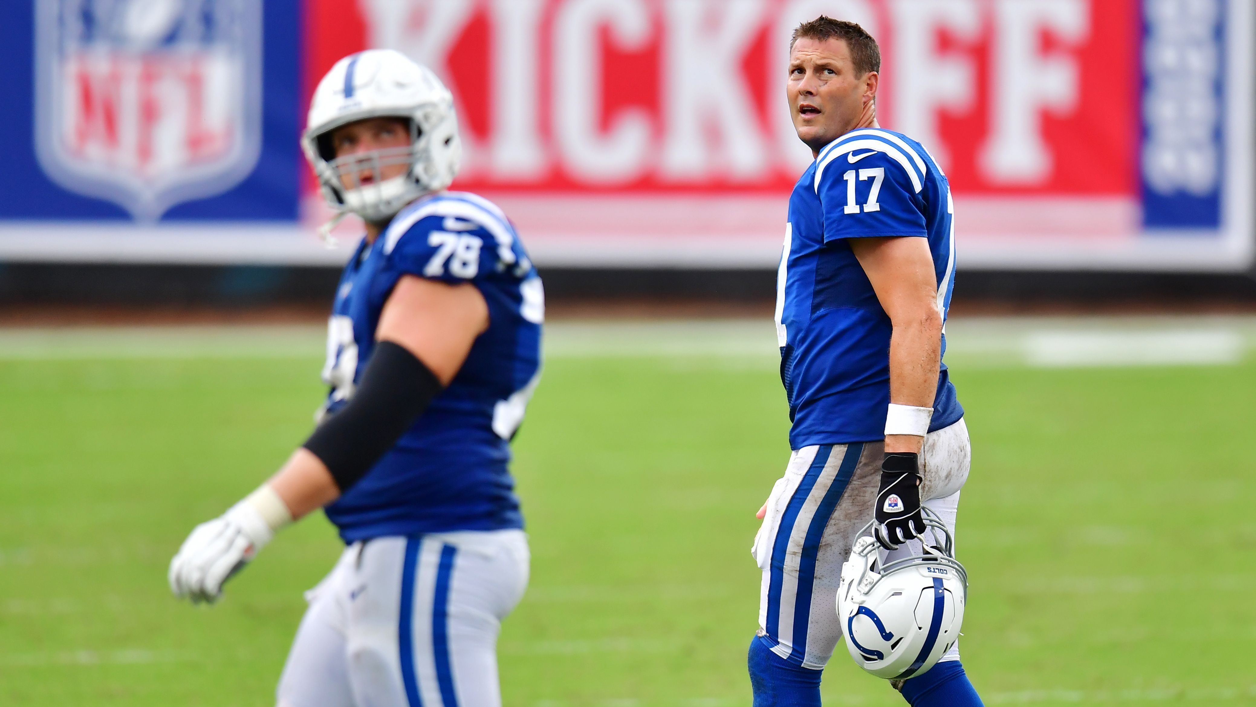 
                <strong>Verlierer: Indianapolis Colts</strong><br>
                Alles andere als ein Auftakt nach Maß für die Indianapolis Colts, die vorab als Division-Mitfavorit ins Rennen gingen. Gegen die eigentlich bereits im Vorfeld abgeschriebenen Rivalen aus der AFC South, die Jacksonville Jaguars, setzte es zum Auftakt eine doch eher unerwartete Niederlage. Quarterback-Neuzugang Philip Rivers hat nun zwar endlich eine stabile O-Line, die er bei den Chargers doch so schmerzlich vermisst hat. Besonders seine zweite Interception im vierten Viertel, als die Colts beim Stand von 20:24 mit gut vier Minuten auf der Uhr zum Game-Winning-Drive ansetzten, zeigte die Probleme der Passing Offense aber deutlich auf. Rivers fand zwar insgesamt neun verschiedene Anspielstationen mit jeweils mindestens zwei Pässen, aber gerade in der Red Zone mit lediglich zwei Touchdowns bei fünf Möglichkeiten fehlte es noch an der Effizienz. Die Drops von Top-Receiver T.Y. Hilton gegen Ende der Partie, hinter dem im Receiving Corps ohnehin lange nichts kommt, taten dazu ihr übriges. Und mit Marlon Mack ist für den Starting Running Back nach Achillessehnenriss die Saison auch bereits gelaufen.
              