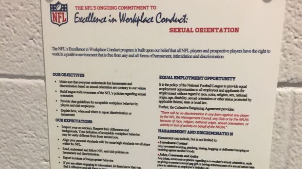 
                <strong>Excellence in Workplace Conduct</strong><br>
                Sie sind so etwas wie die "Hausregeln" der NFL-Franchise: Im "Workplace Conduct" werden die Verhaltensregeln am Arbeitsplatz, sprich innerhalb des Teams, festgelegt. Dazu zählt der Respekt gegenüber Teamkollegen, Verantwortung für das eigene Handeln und das Befolgen der Grundsätze von NFL und Franchise. 
              