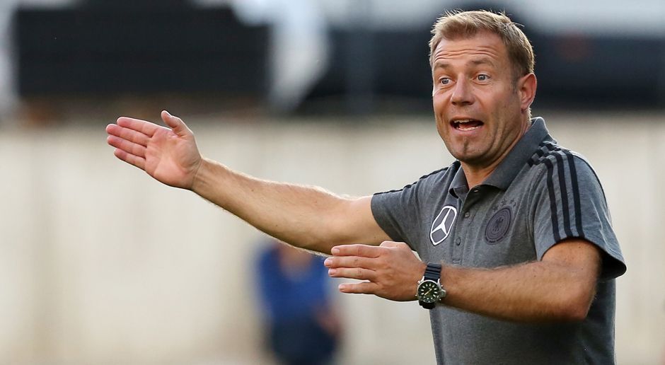 
                <strong>Frank Kramer</strong><br>
                Trainer seit September 2016 ist Frank Kramer. Der ehemalige Coach von Düsseldorf und Fürth brachte die U19 zur Endrunde. Der 45-Jährige setzt taktisch auf ein 4-2-3-1 oder 4-3-3. Zum Erreichen des Halbfinals sind nach der Auftaktniederlage gegen England und Bulgarien Pflichtsiege gefordert.
              