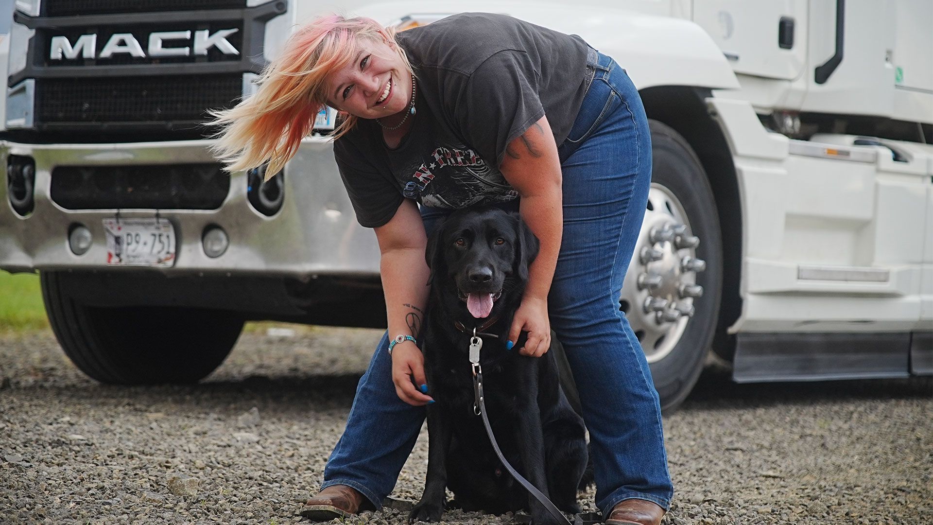 Trucker Babe Ines mit ihrem treuen Begleiter "Whiskey"