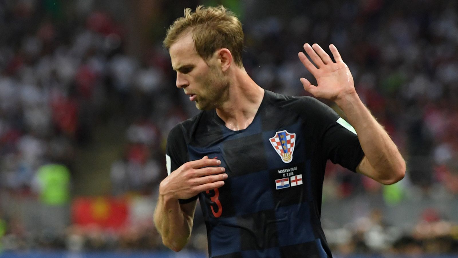 
                <strong>Ivan Strinic (Kroatien)</strong><br>
                Nach 22 Minuten mit einem kapitalen Fehlpass am eigenen Strafraum, der allerdings auch durch ein schlampiges Anspiel von Keeper Subasic begünstigt wird. Lange unauffällig, als Kroatien in der zweiten Halbzeit dann aber stärker wird, findet auch Strinic immer besser ins Spiel. Zieht sich in der Verlängerung offenbar eine Muskelverletzung am Oberschenkel zu und humpelt vom Platz. ran-Note: 
              