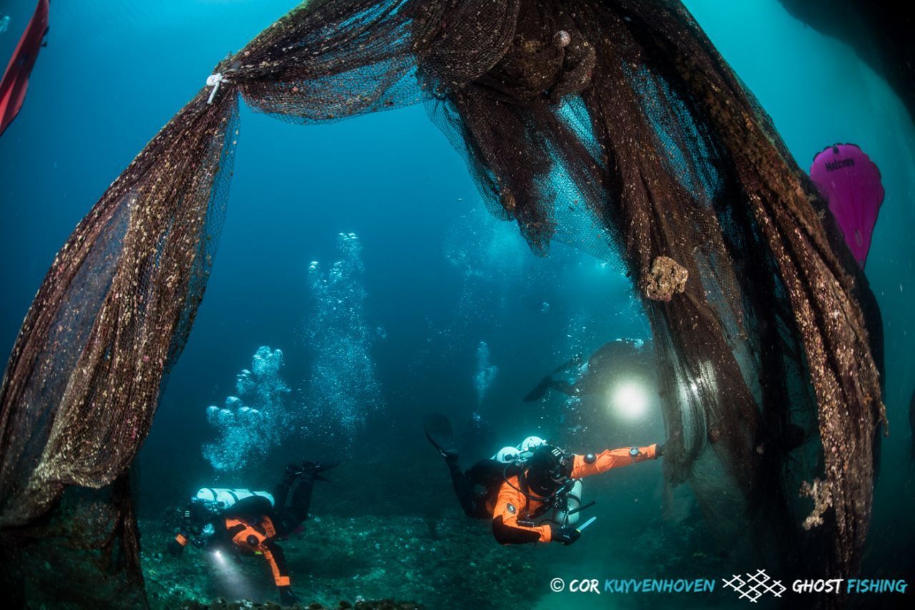 Für die Initiative „Healthy Seas – a journey from waste to wear“ fischen Taucher Müll und vor allem alte Fischernetze aus dem Ozean. Aus dem Garn wird Kleidung gemacht. 