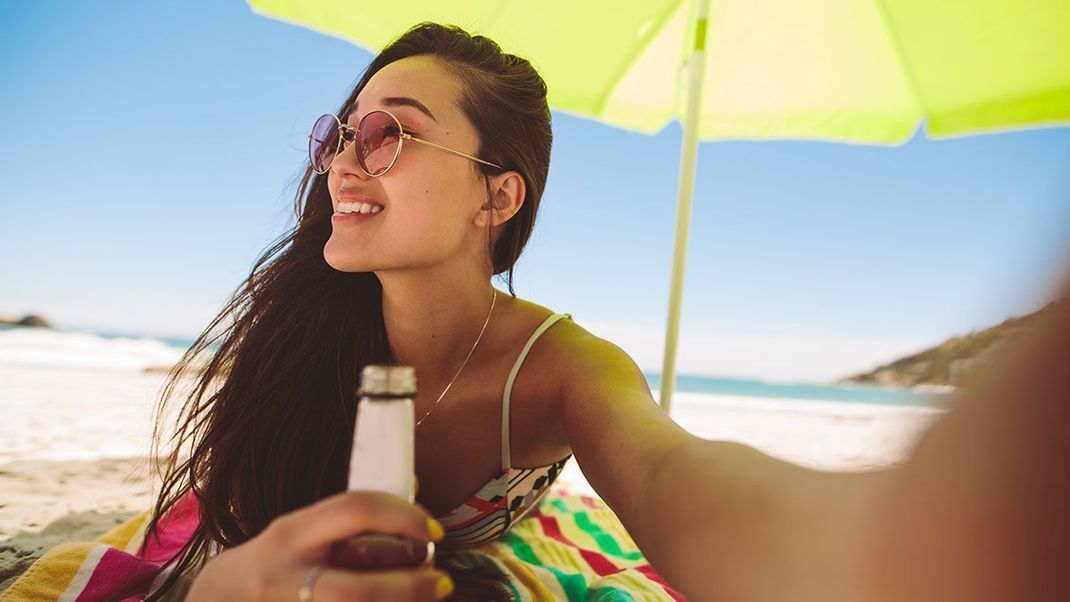 Sonnenschutz ist das A und O! Wir verraten euch warum ihr euch für das nächste Sonnenbaden unbedingt für ein schattiges Plätzchen entscheiden solltet.