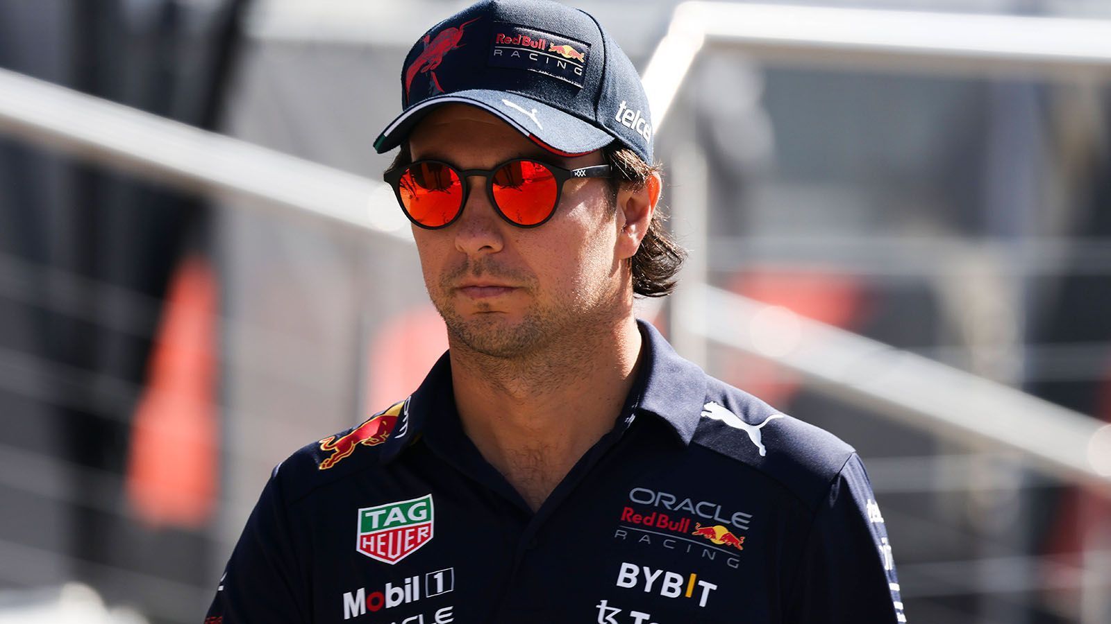 
                <strong>Verlierer: Sergio Perez</strong><br>
                Es gab eine Zeit in dieser Saison, da galt Sergio Perez als legitimer Kandidat auf den Titel. Vor allem nach seinem Sieg in Monaco sagten viele Experten dem Mexikaner eine starke Saison voraus. Seit Monaco stand der 32-Jährige allerdings nur noch drei Mal auf dem Podium. Auch in Monza enttäuschte Perez, der, auch aufgrund eines Problems mit einer brennenden Bremse, nur auf Platz sechs durchs Ziel fuhr. Noch hat Perez jedoch alle Chancen, um sich immerhin Platz zwei in der Fahrerwertung zu sichern. Mit 210 Zählern liegt er nur neun Punkte hinter Charles Leclerc.
              