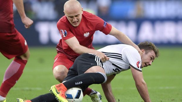 
                <strong>Michal Pazdan</strong><br>
                Michal Pazdan: Bremste die deutsche Offensive nach anfänglichen Wacklern immer wieder gekonnt aus. Sein Glück war aber auch, dass Götze und Co. einen gebrauchten Tag erwischten. ran-Note: 4
              